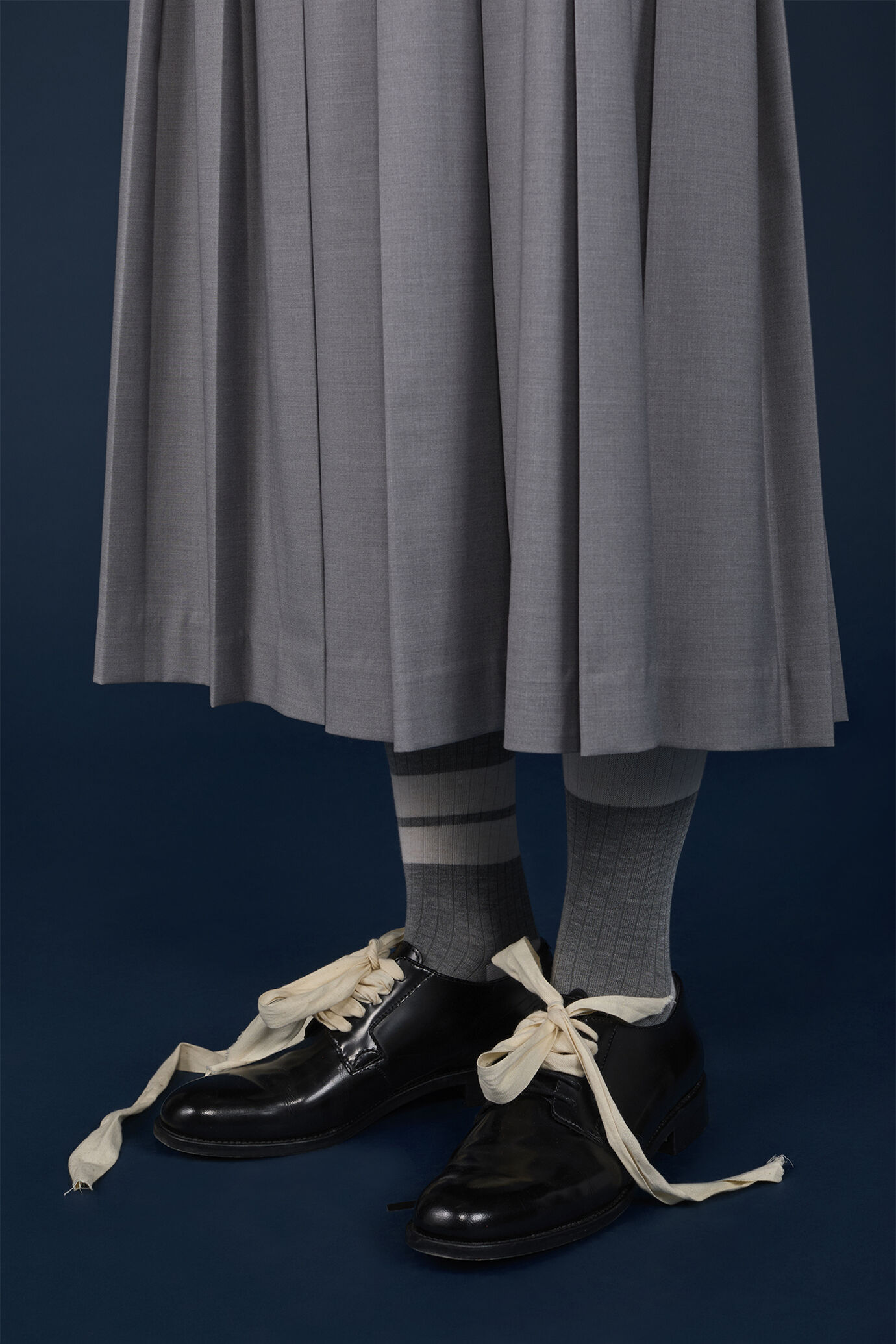 Long pleated skirt with removable straps in single colour image number 3