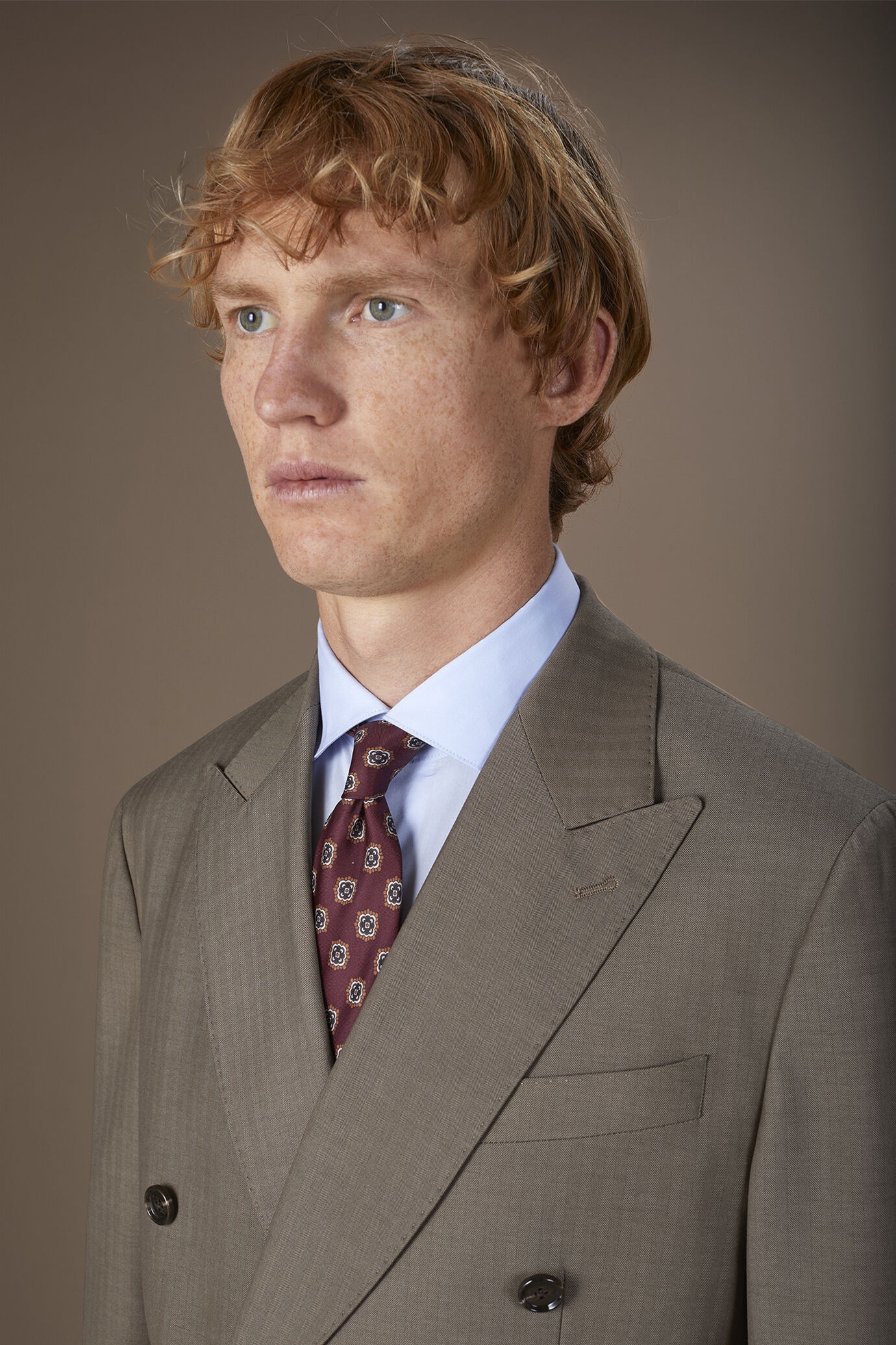 Abito uomo doppiopetto in tessuto Herringbone image number 2