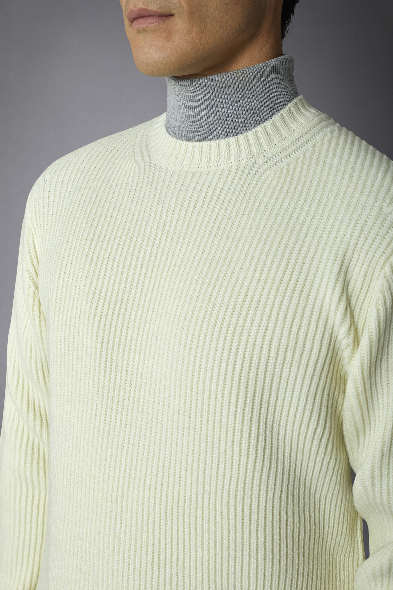 Pull à col rond en laine avec tricot côtelé, coupe régulière image number 2