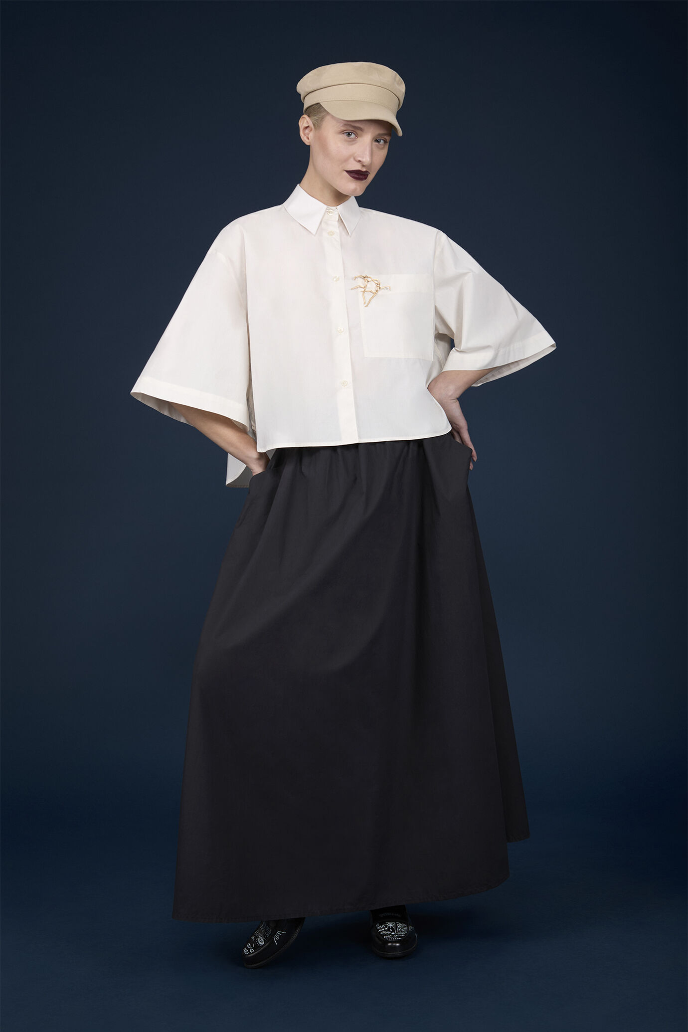 Women's boxy shirt with short sleeves and rounded hem image number 1