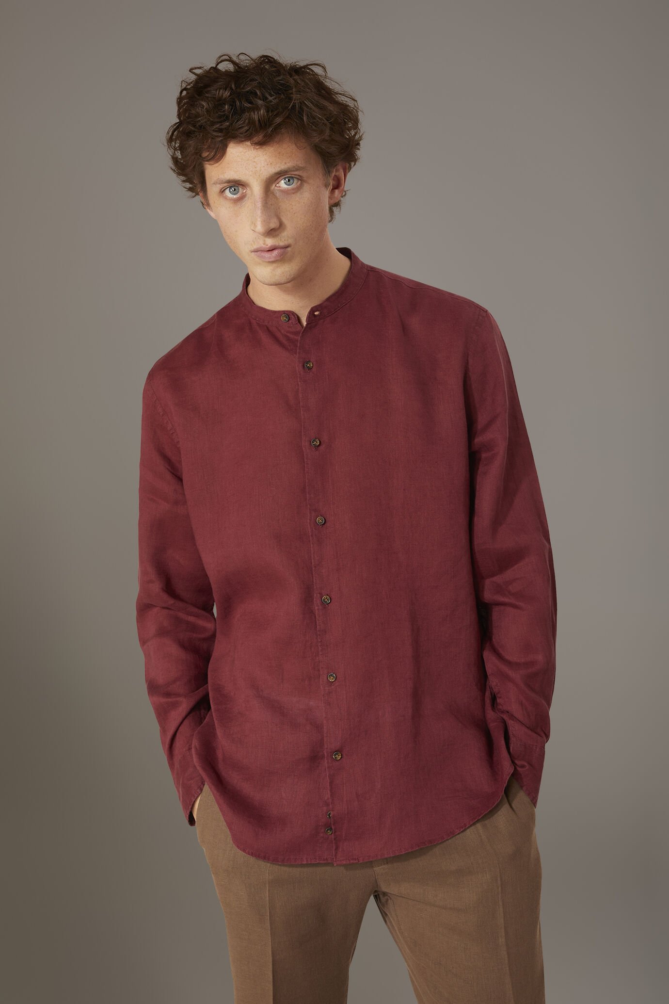 Chemise d&eacute;contract&eacute; col &agrave; la cor&eacute;enne fit confortable 100% lin image number 0