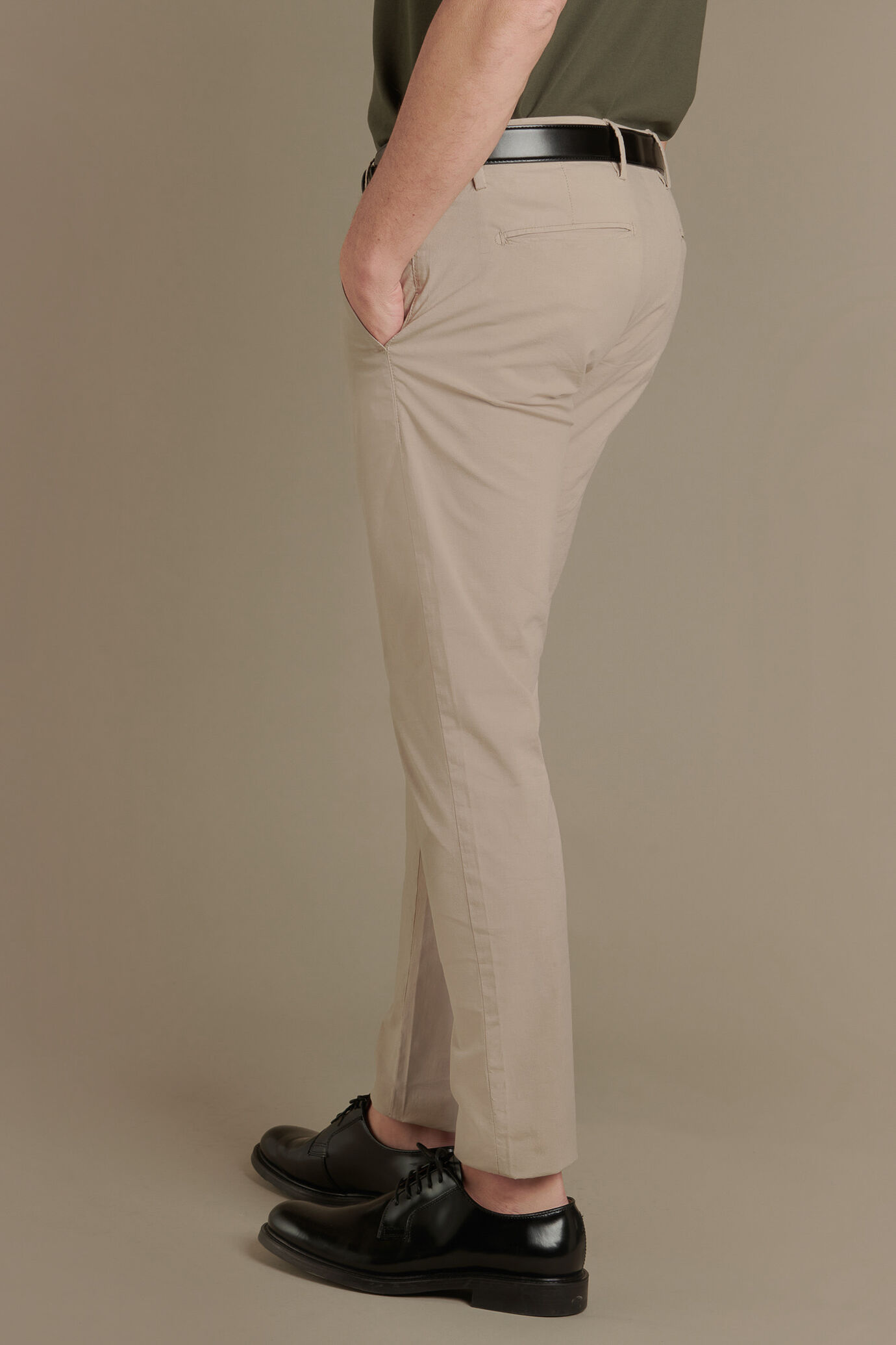 Pantalone chino in puro cotone image number 1