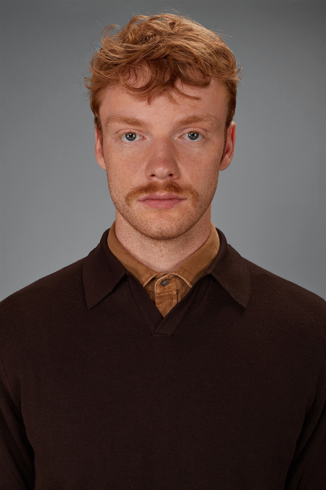 Polo pour homme tricot&eacute; coupe classique image number 2