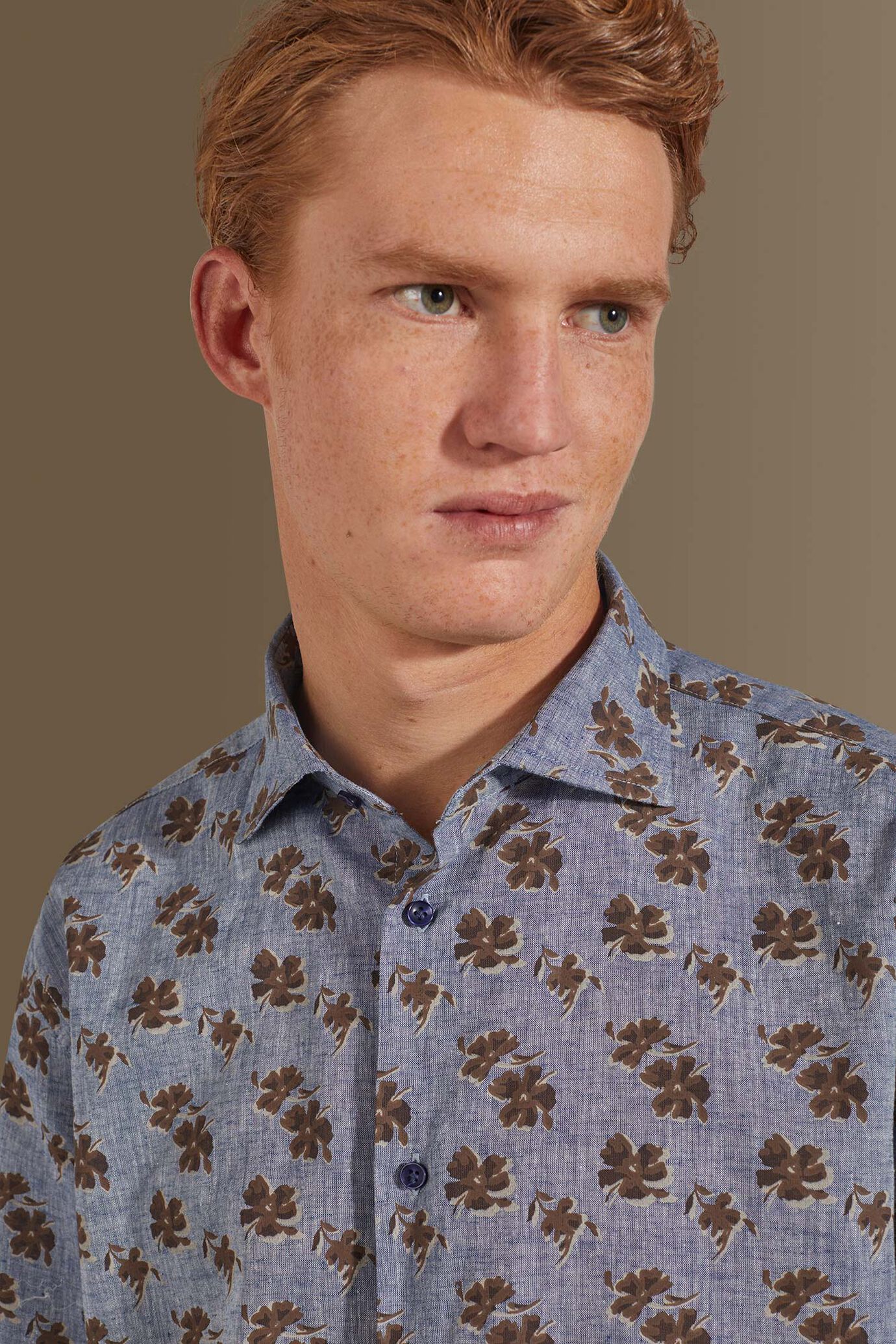 Camicia casual uomo collo francese misto lino con stampa floreale image number 1