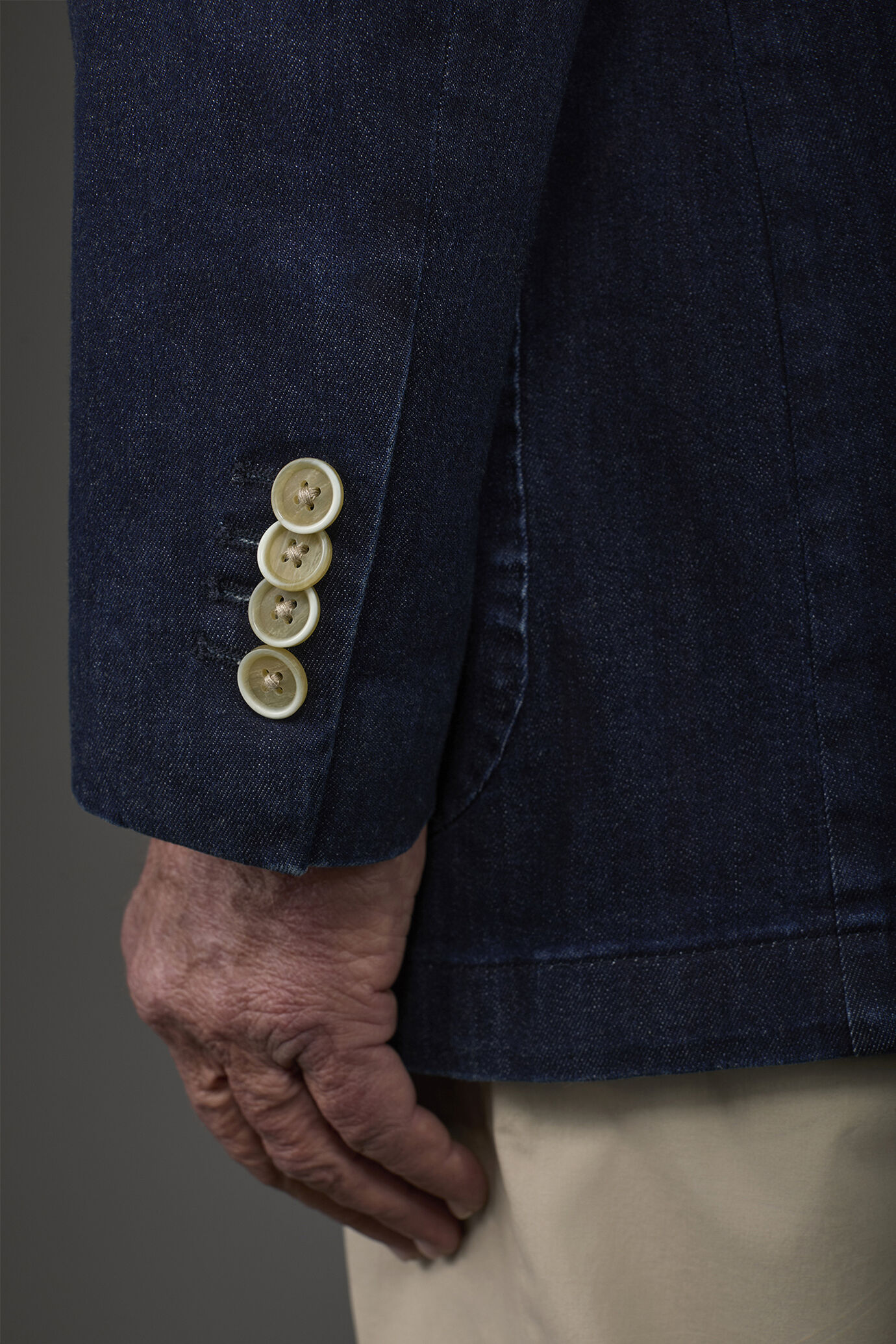 Veste homme à simple boutonnage, non doublée, avec revers en pointe et poches à rabat, effet denim image number 3