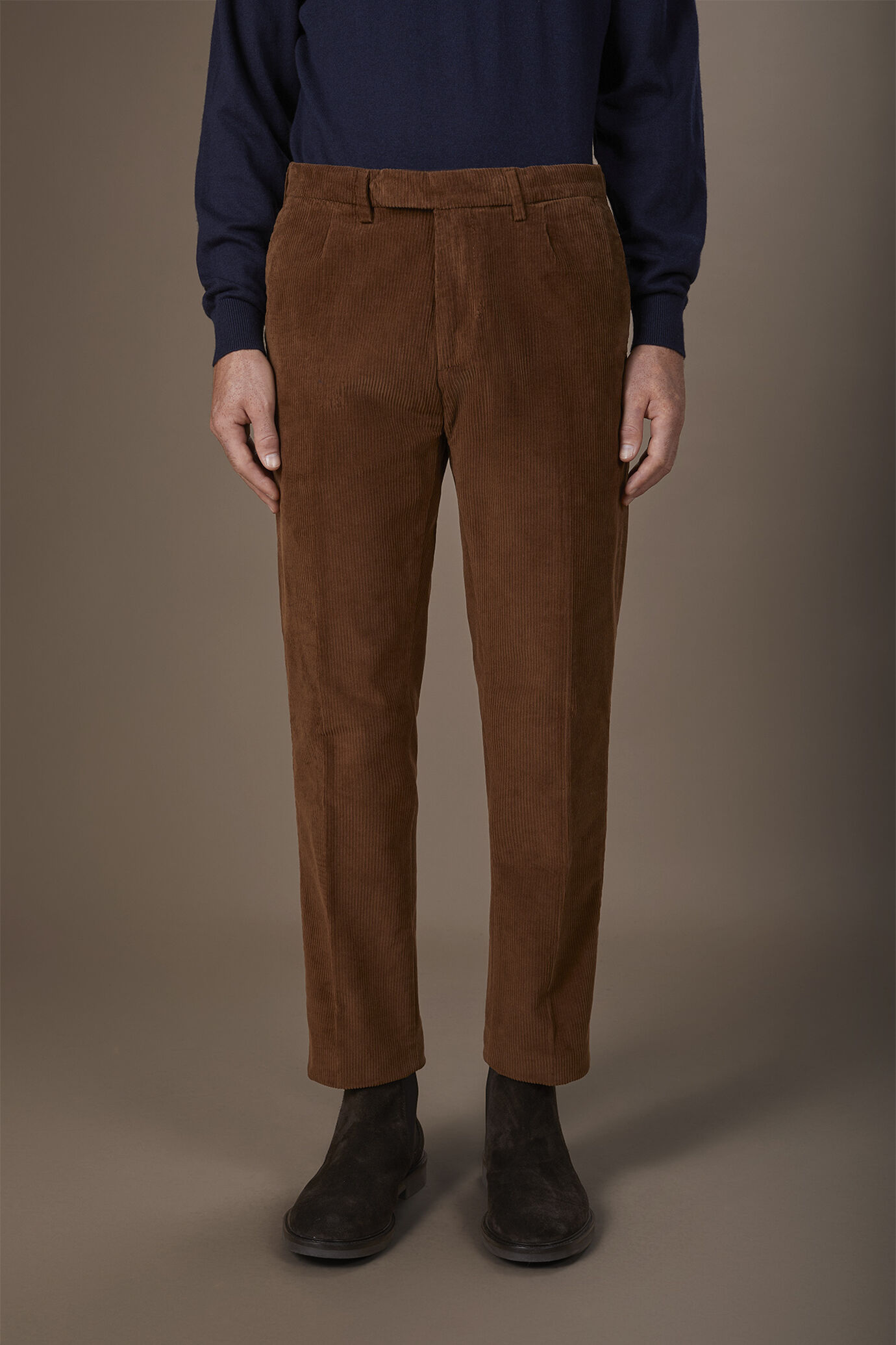 Herrenhose mit Bundfalten aus breit geripptem Cordsamt in normaler Passform image number 1