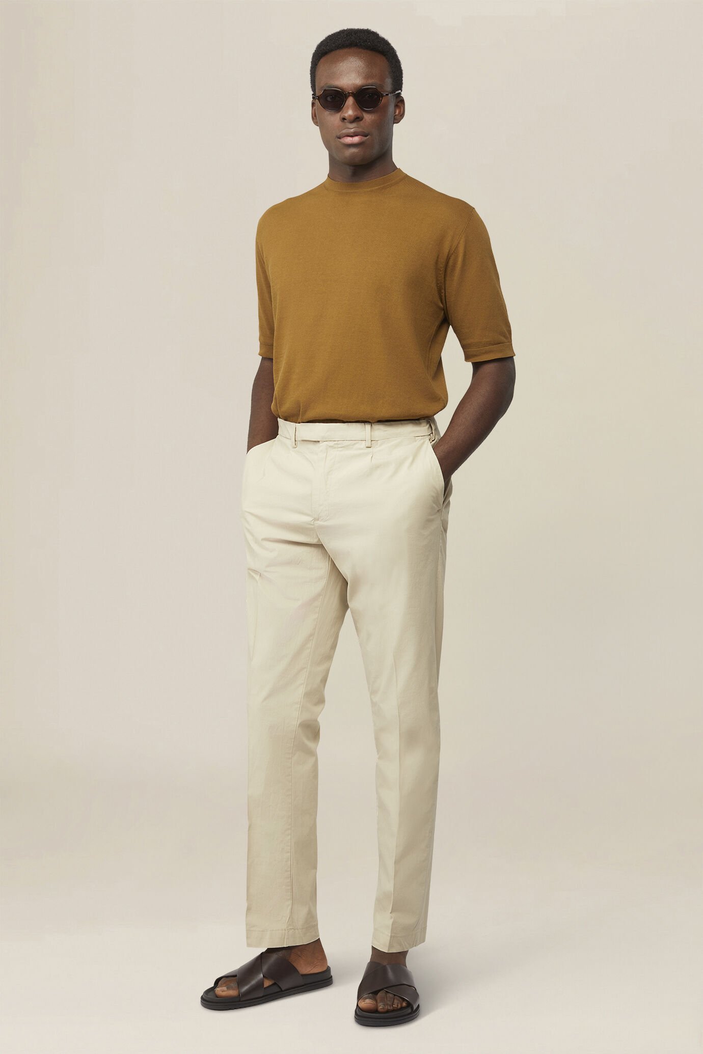 Pantalone uomo in cotone leggero con due piccole pinces e bottone nascosto image number 0