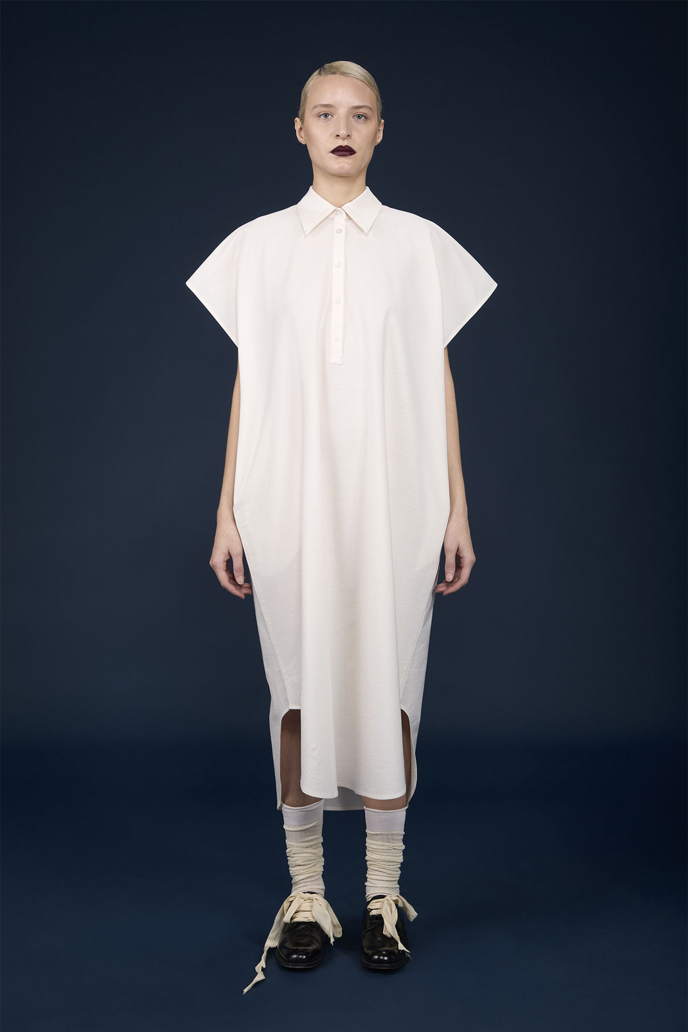 Dress with oversized polo neckline and side slits image number 0