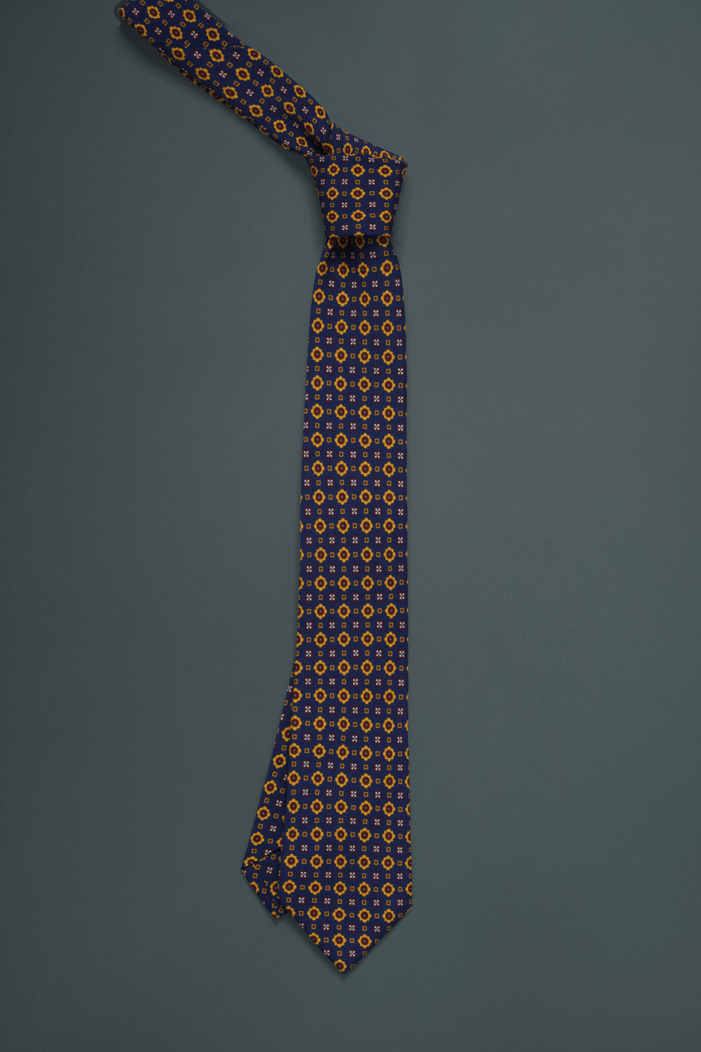 Cravatta uomo con stampa geometrica e floreale a contrasto