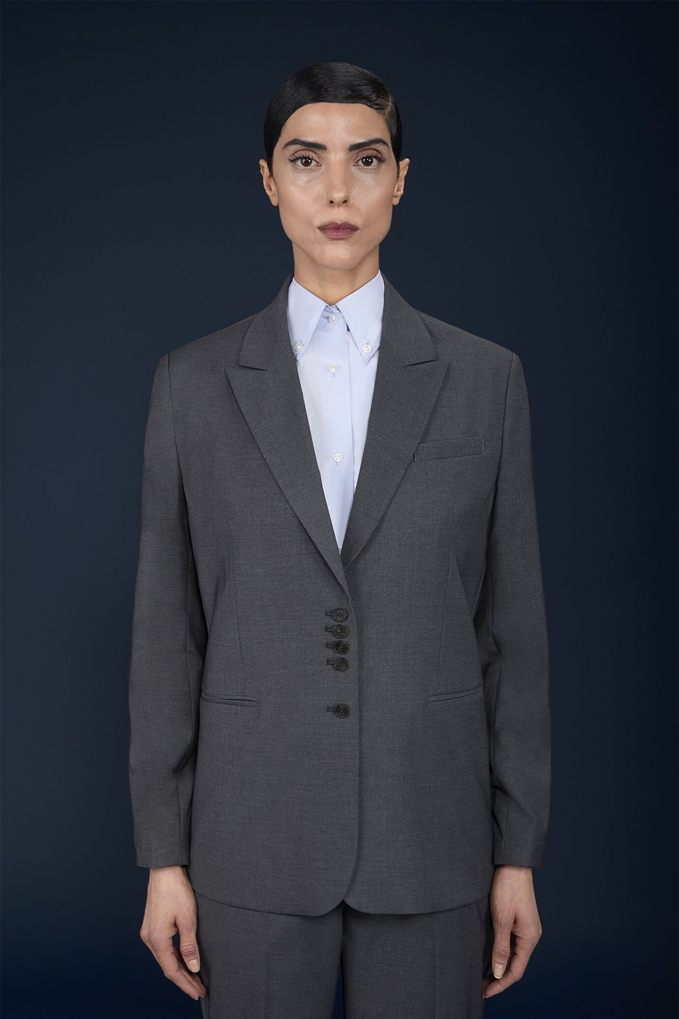 Veste habillée pour femme, modèle à simple boutonnage avec revers en pointe