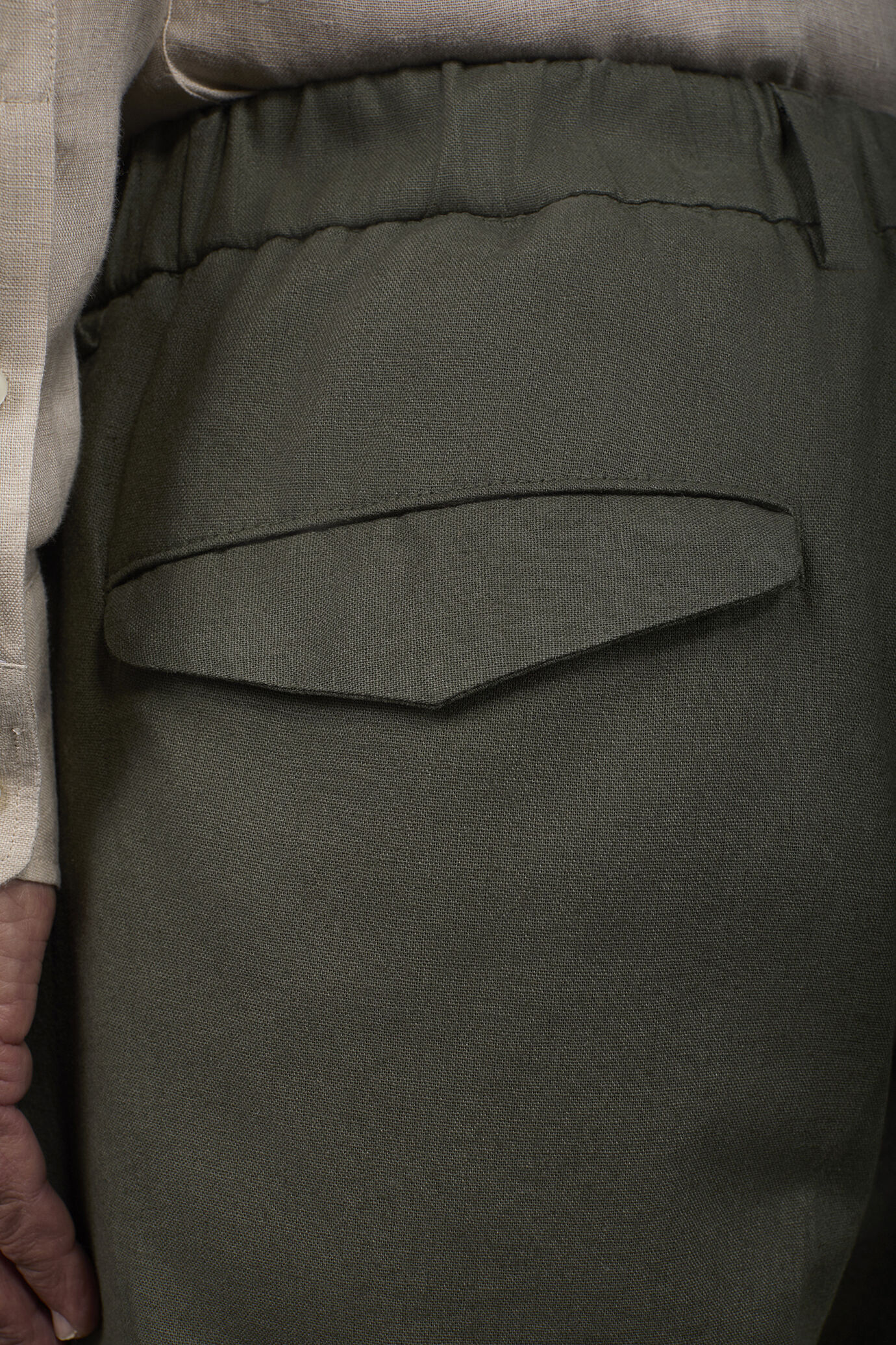 Herrenhose mit zwei kleinen Bügelfalten und Gummizug am hinteren Bund image number 3