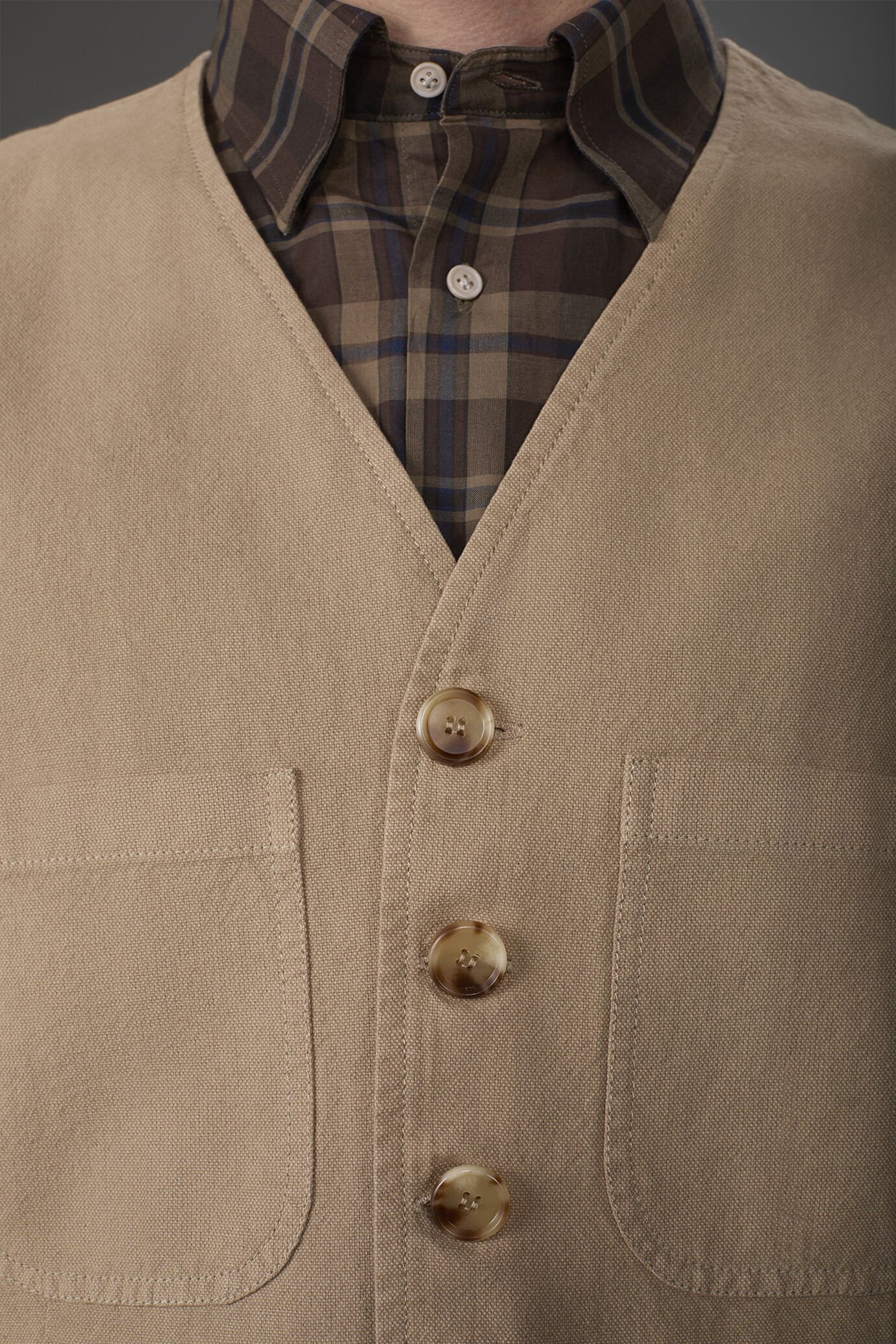 Men's vest with patch pockets and V-neck in linen and cotton blend image number 2