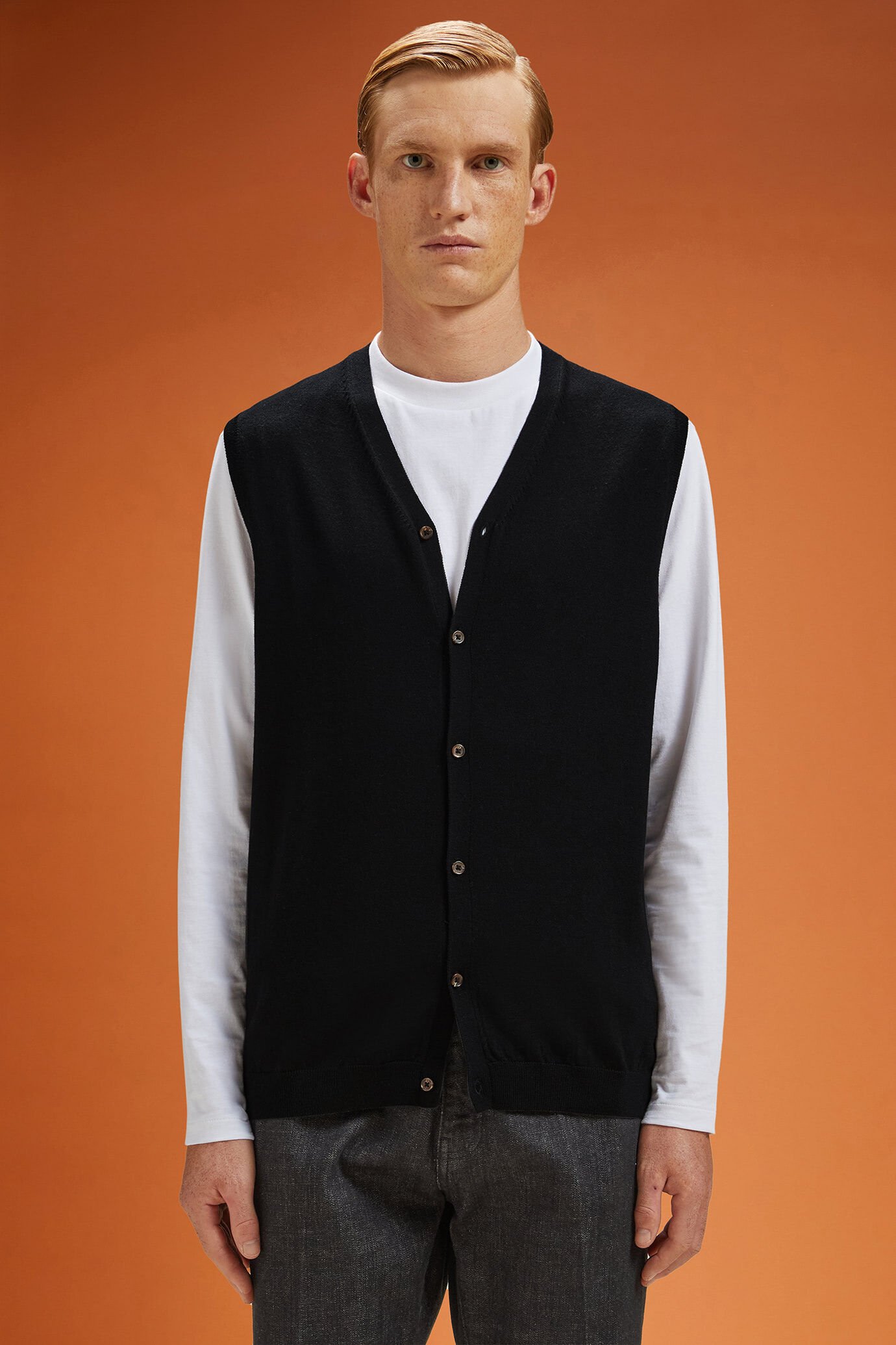 Gilet uomo scollo a v 100% lana merino extrafine regular fit image number 0