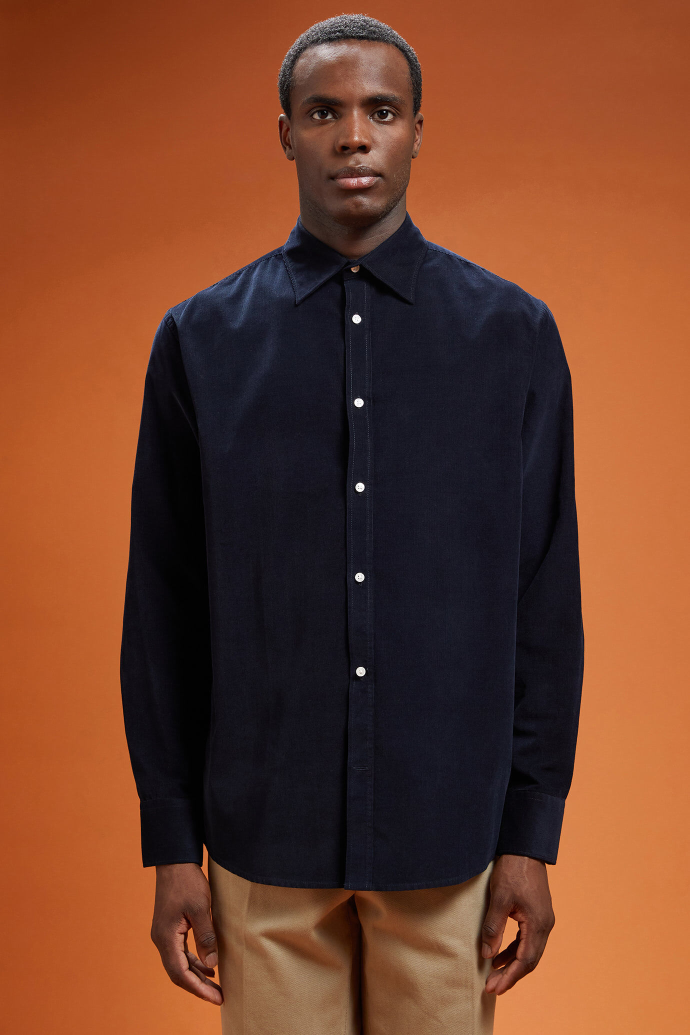 Men's comfort fit casual shirt with a classic collar in plain 100% cotton 21-wale corduroy image number 0