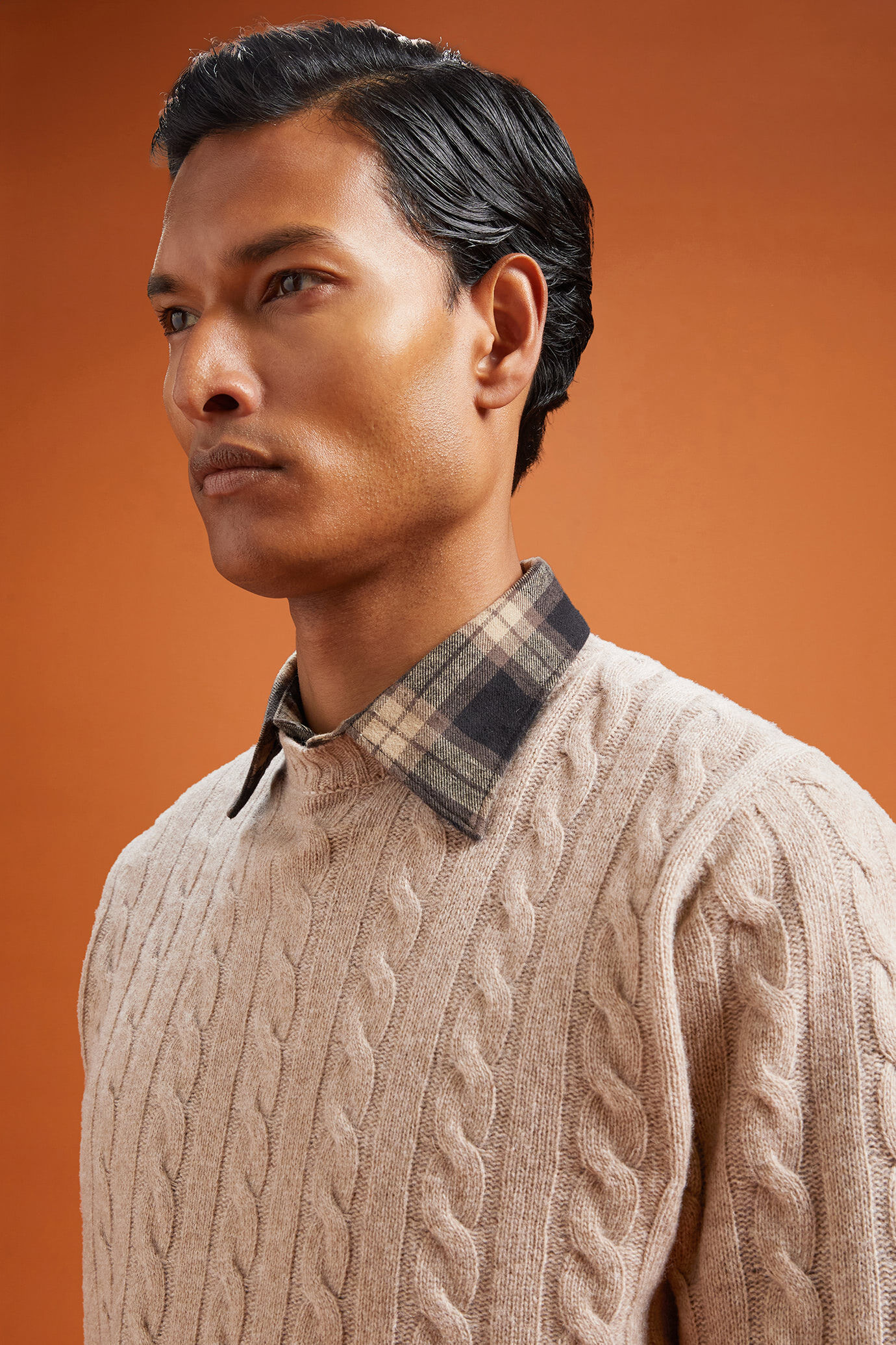 Herren-Rundhalspullover aus Lammwolle in normaler Passform image number 2