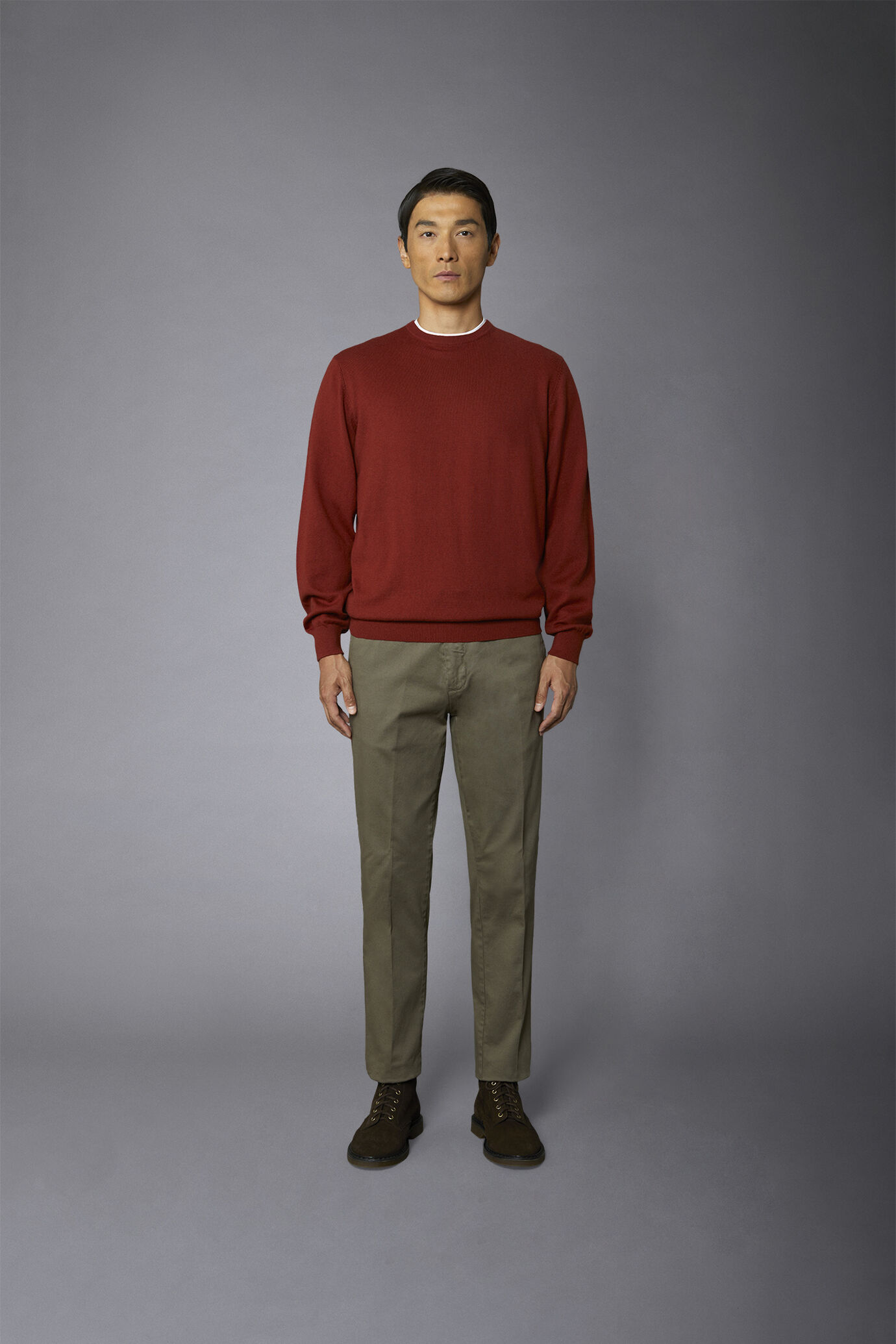 Men's classic chino pants regular fit twill construction image number 2