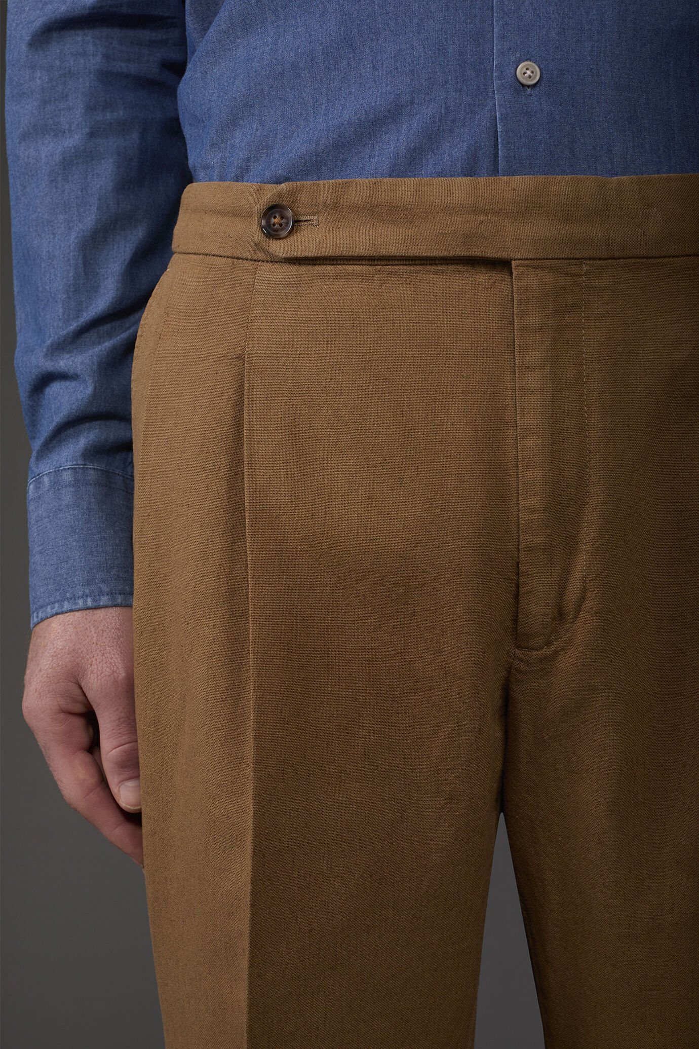 Herrenhose mit Doppelfalten und seitlichen Schnallen aus einem Baumwoll-Leinen-Gemisch image number 2