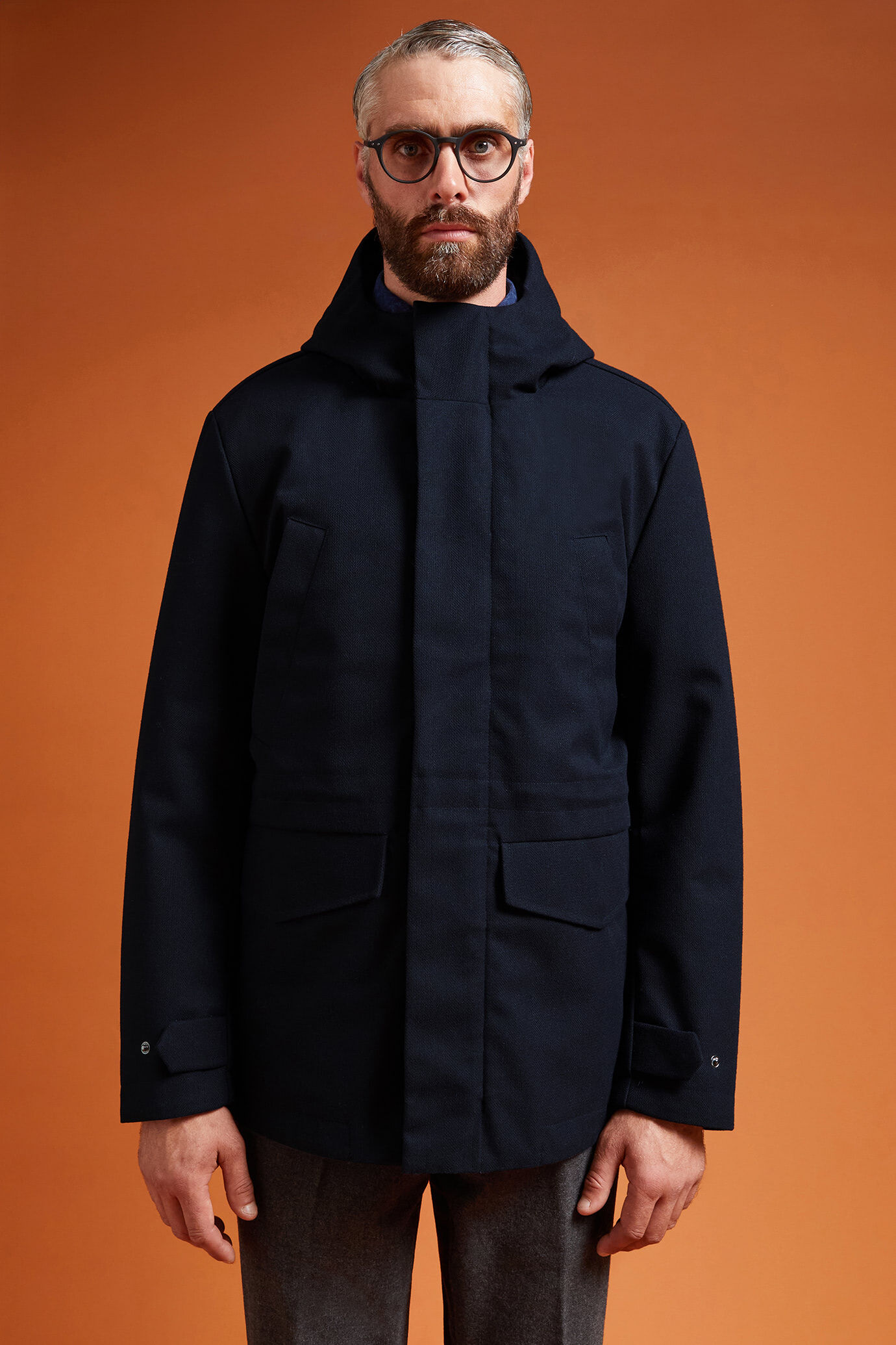 Gefütterte Herrenjacke aus technischem Gewebe mit verstellbarer Kapuze in Übergröße image number 0