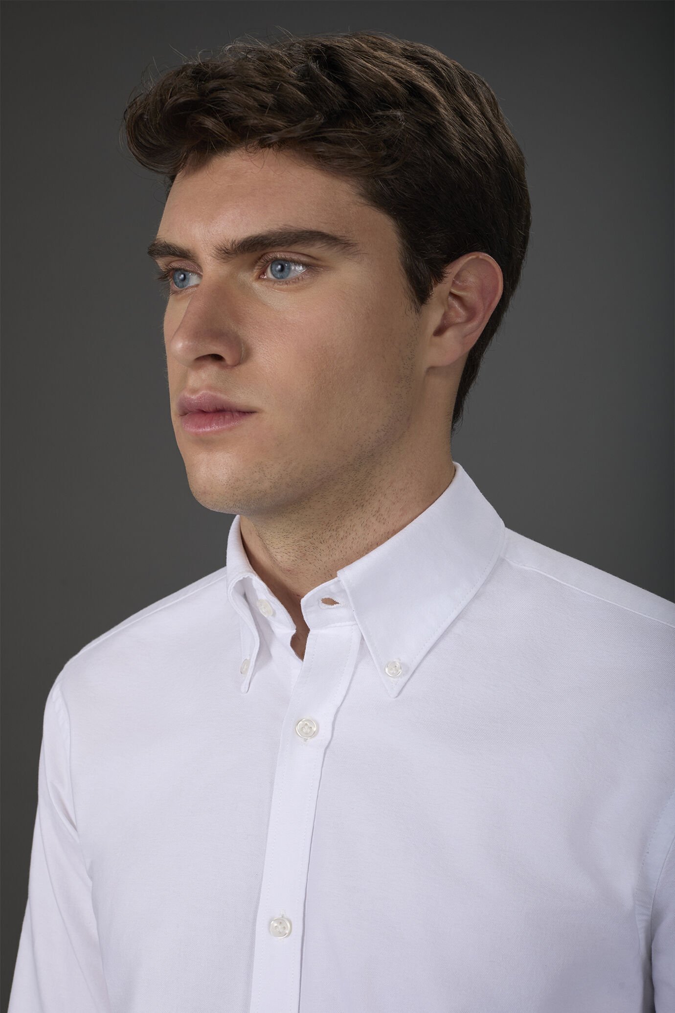 Einfarbiges Herren-Freizeithemd mit Button-Down-Kragen aus 100 % gestreifter, extrem leichter Oxford-Baumwolle in bequemer Passform image number 1