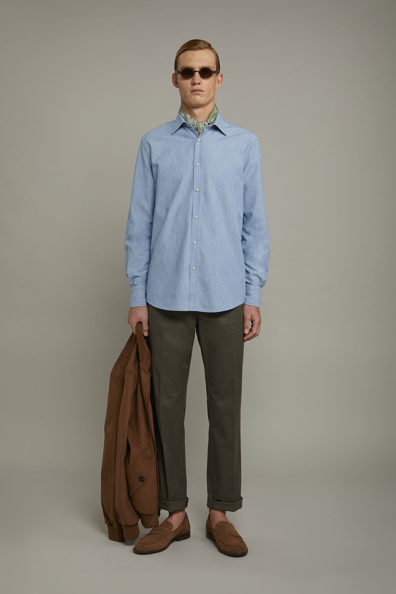 Herren-Freizeithemd mit klassischem Kragen aus 100 % Baumwolle in hellem Chambray-Stoff in bequemer Passform image number 0