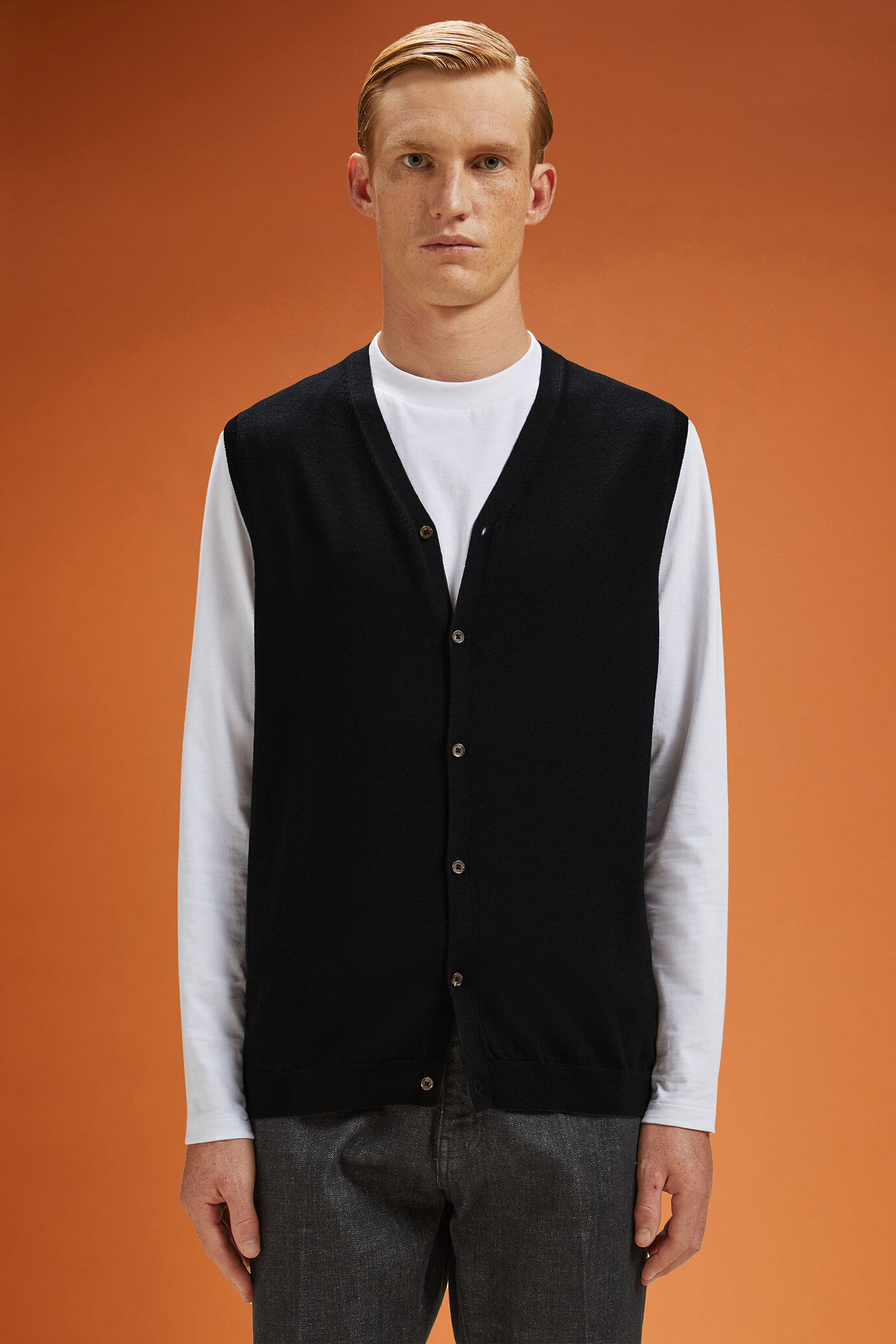 Men's regular fit V-neck tank top in 100% extra fine merino wool image number 0