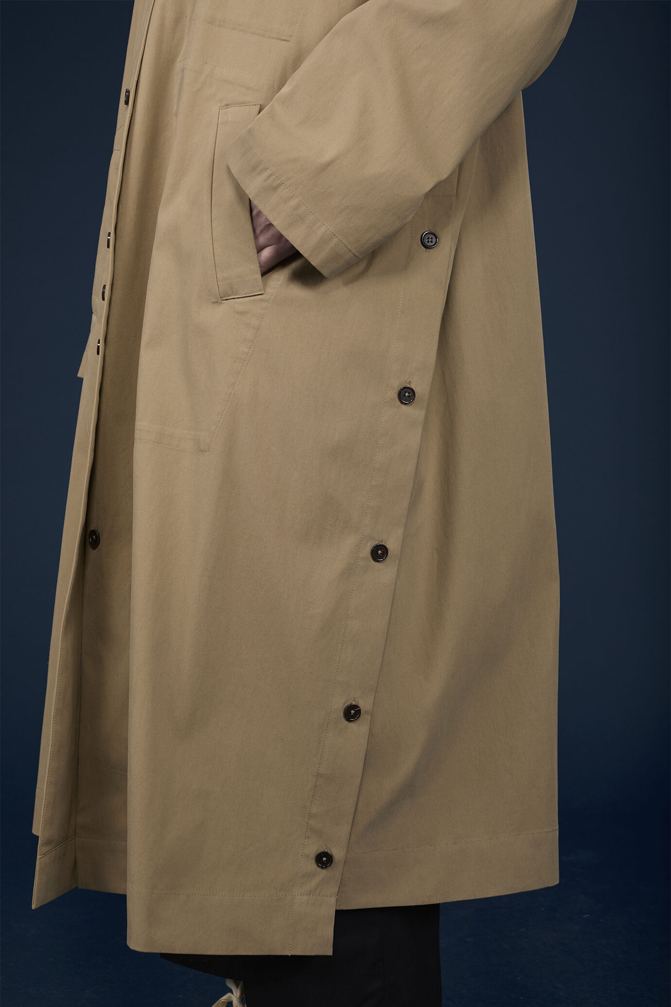 Imperméable évasé pour femme avec fentes latérales fermées par des boutons image number 4