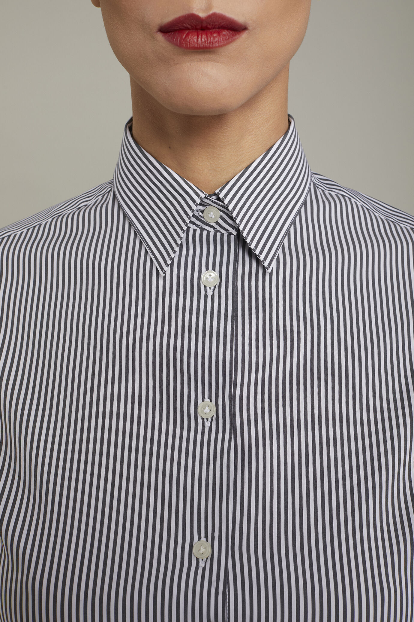 Women's classic striped stretch cotton shirt image number 3