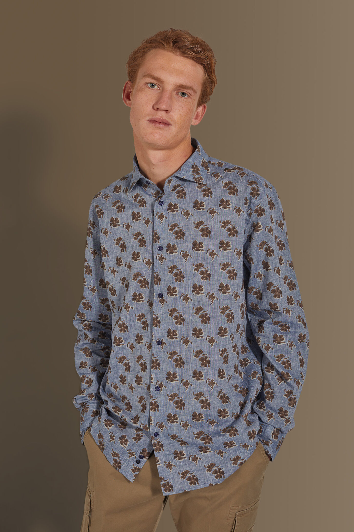 Camicia casual uomo collo francese misto lino con stampa floreale image number 0