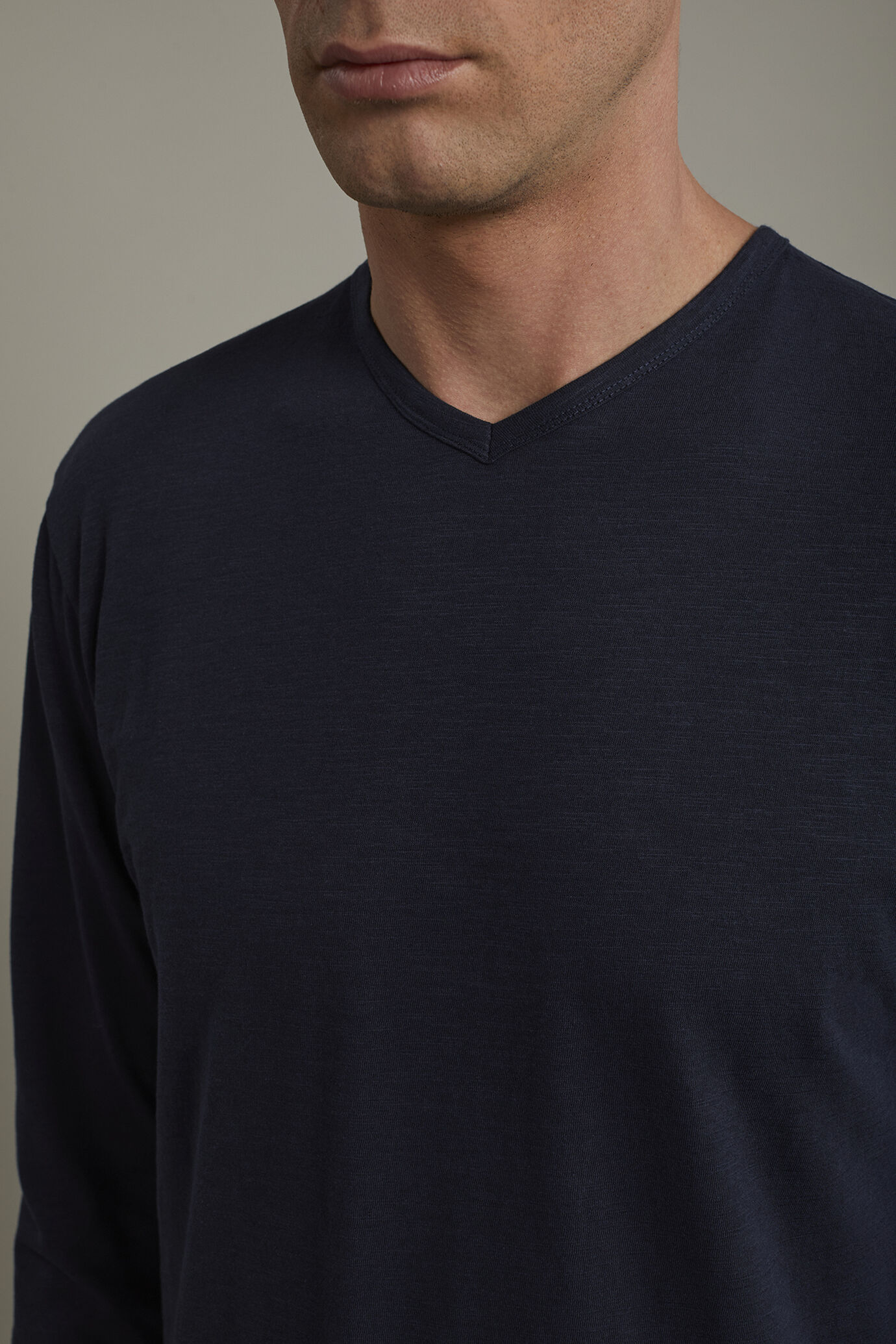 T-shirt uomo scollo a v 100% cotone effetto fiammato con manica lunga regular fit image number 3