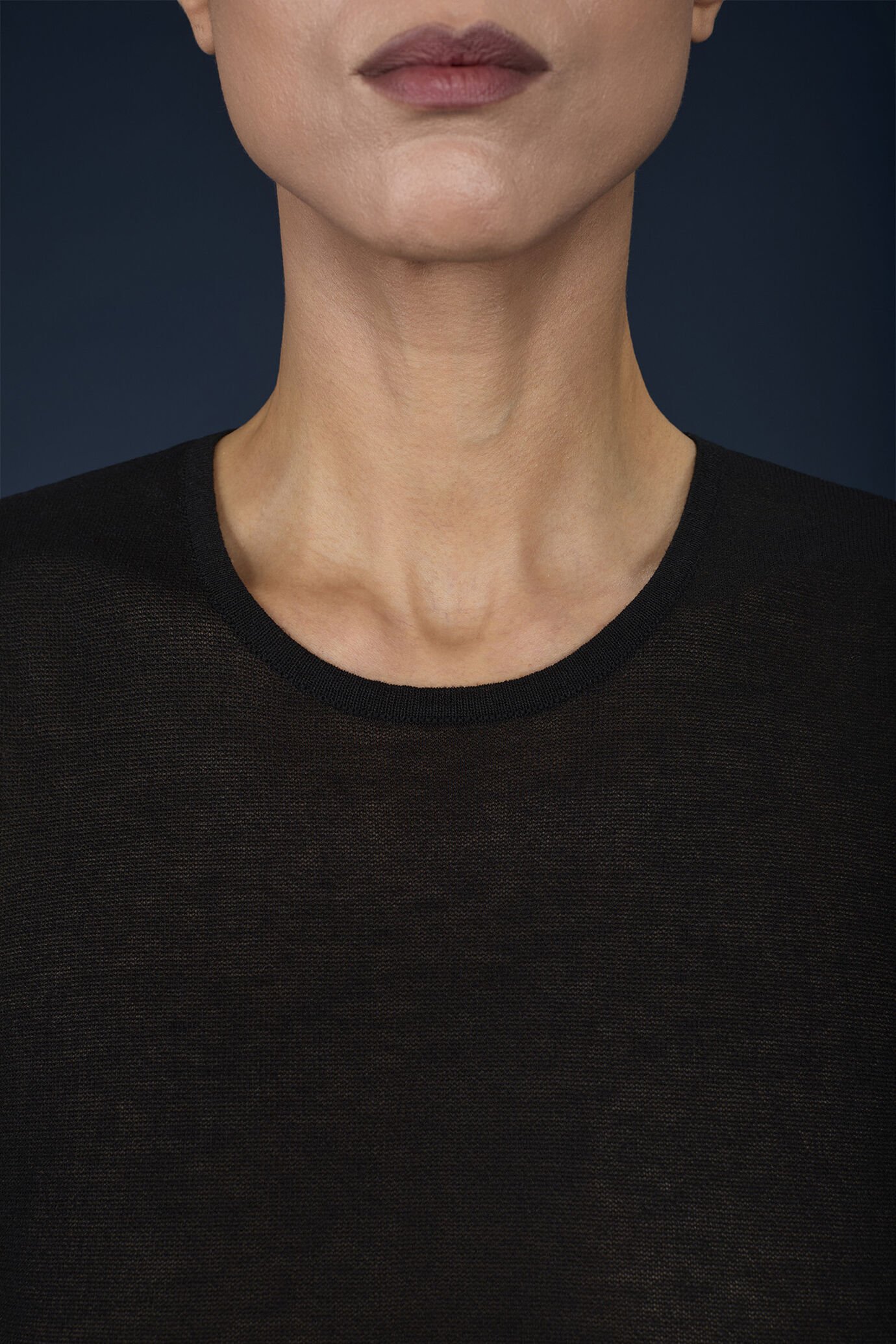 Blusa donna lunga senza maniche leggermente trasparente image number 3