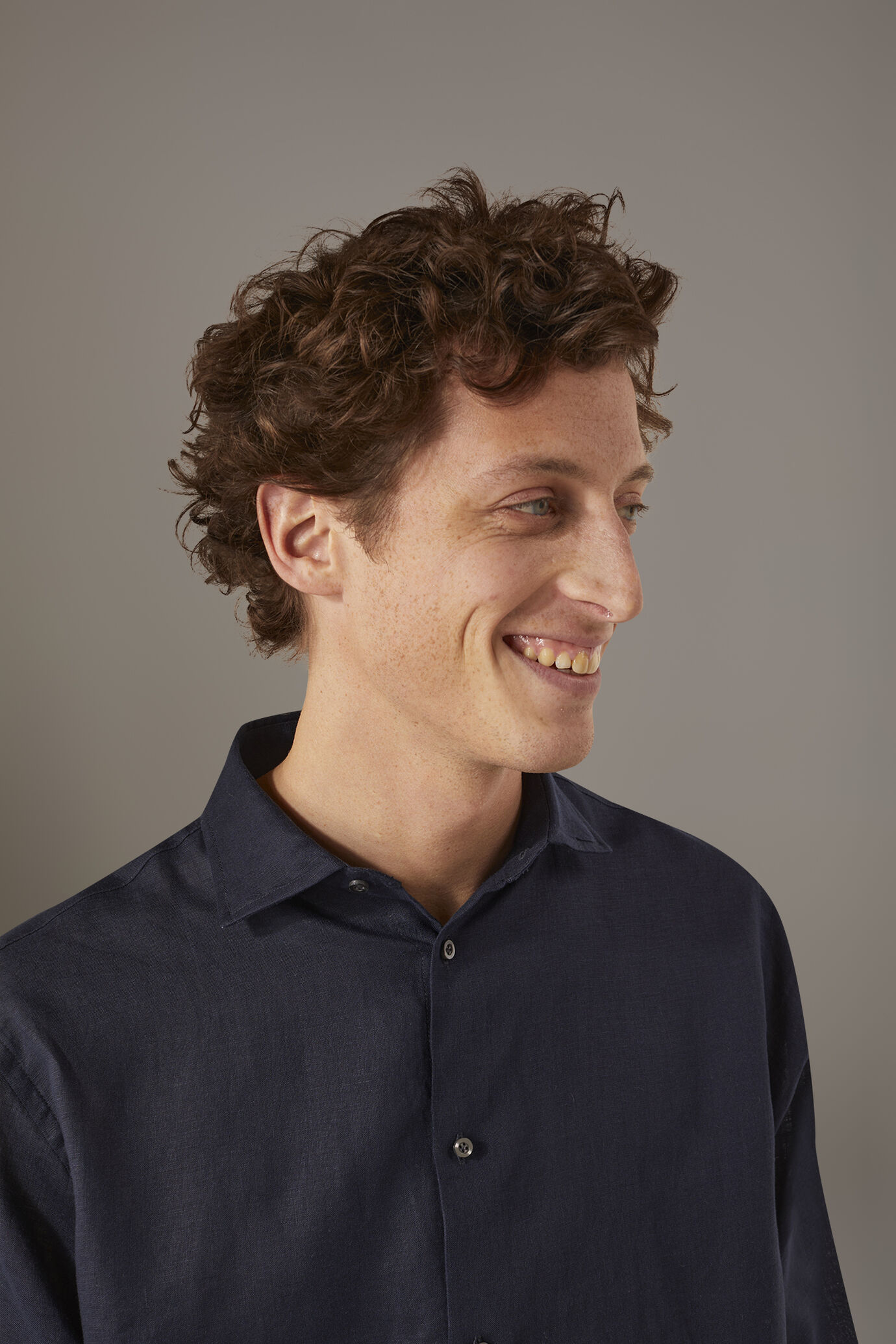 Camicia casual collo francese comfort fit 100% lino image number 1