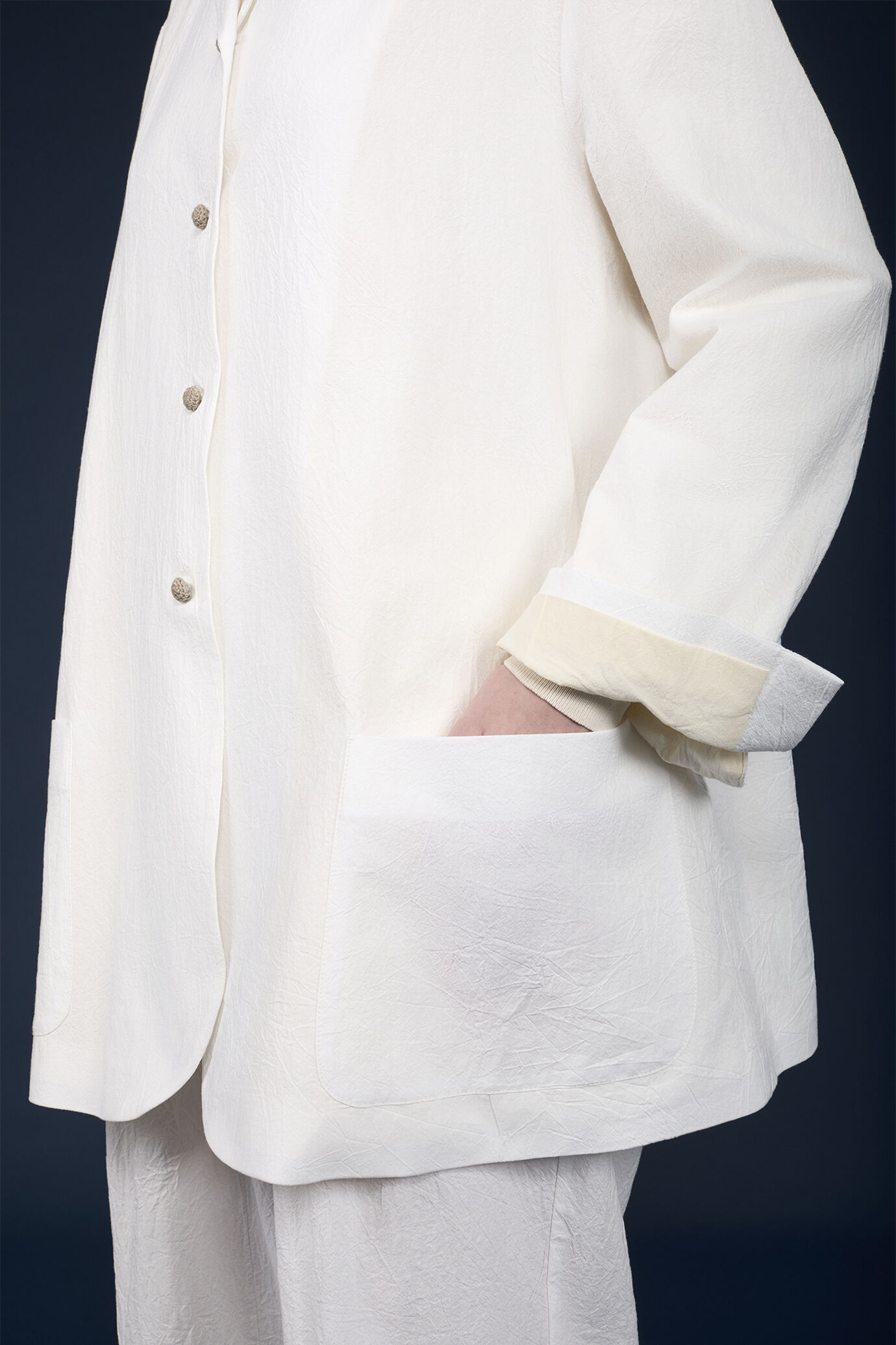 Veste femme à boutonnage simple en coton avec effet froissé et boutons en macramé image number 4