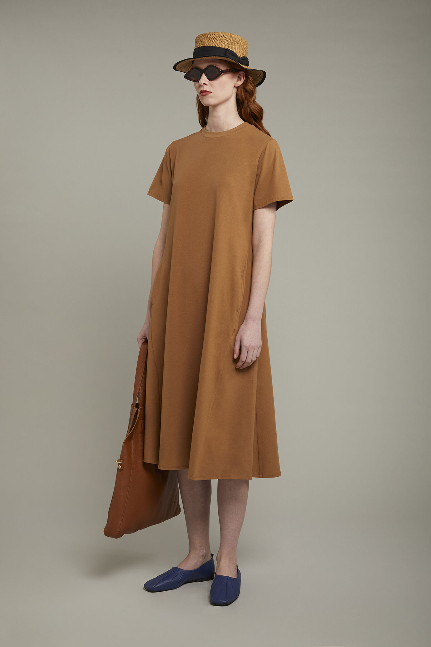 Midikleid mit Rundhalsausschnitt und kurzen Ärmeln aus Stretch-Baumwolljersey in normaler Passform image number 1