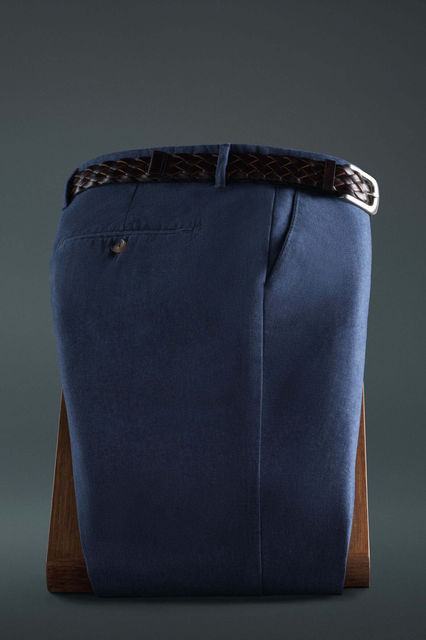 Chino trousers with pleats and turn-up image number 1