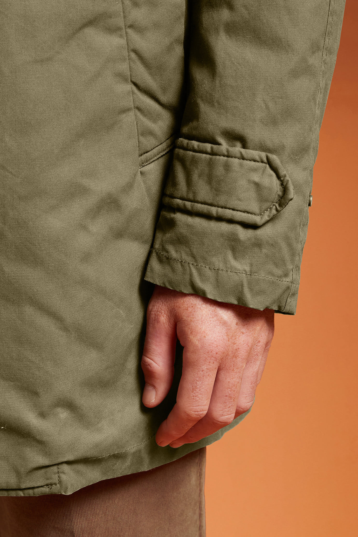 Parka homme à capuche, en tissu ciré avec fourrure en peau lainée, coupe confort image number 2