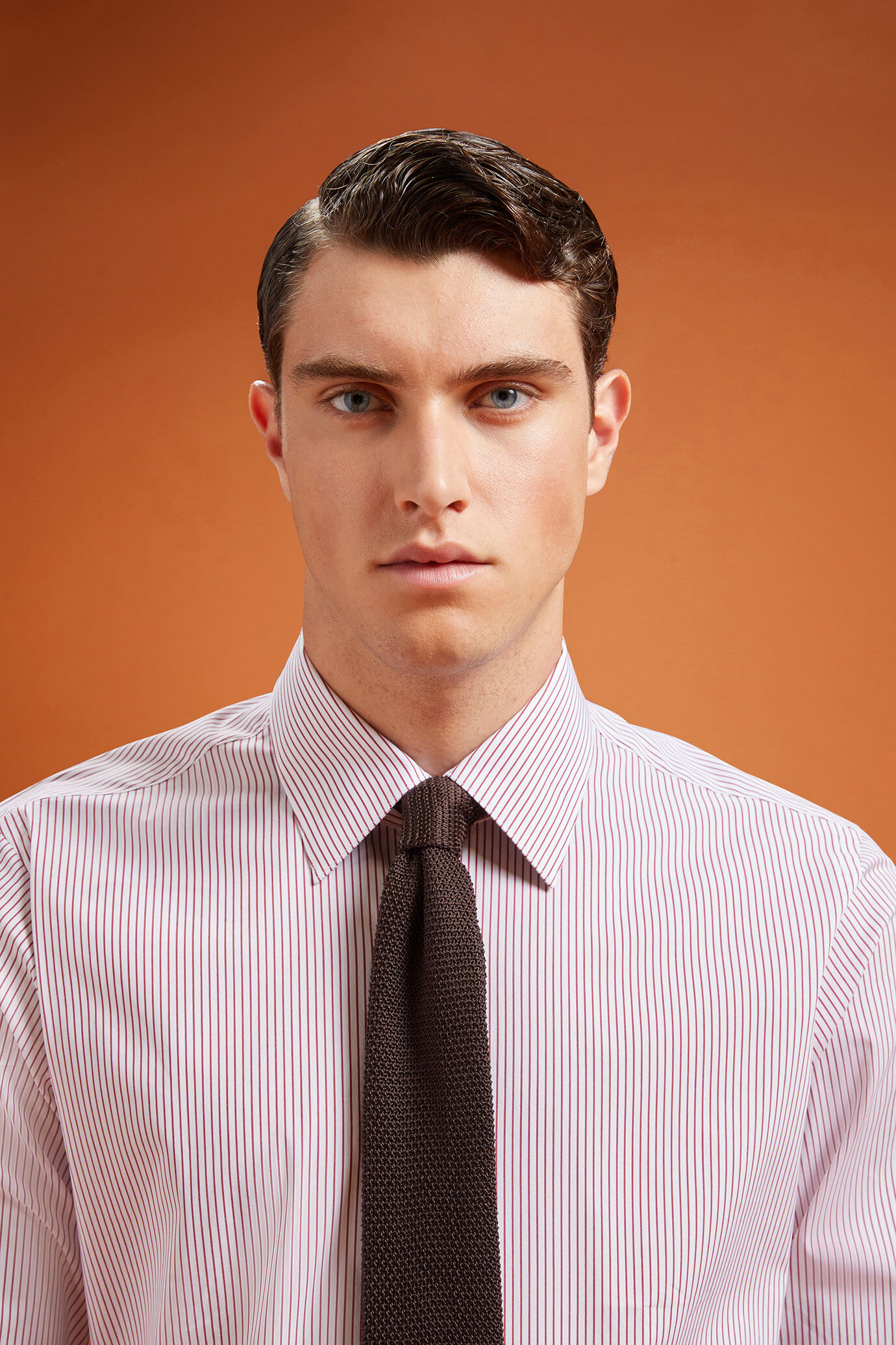 Chemise classique pour homme à col classique et tissu technique teinté dans la masse à rayures, coupe classique image number 1