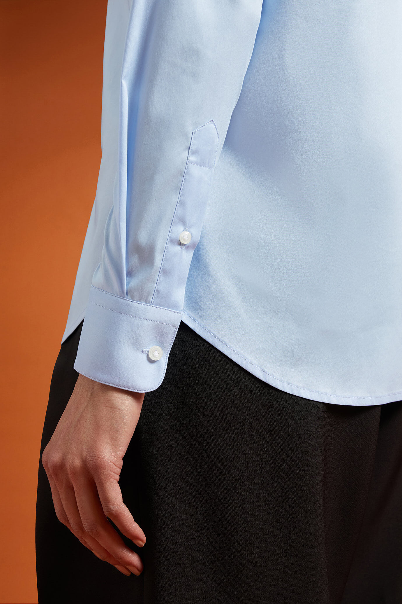 Women's plain classic shirt in a regular fit image number 3