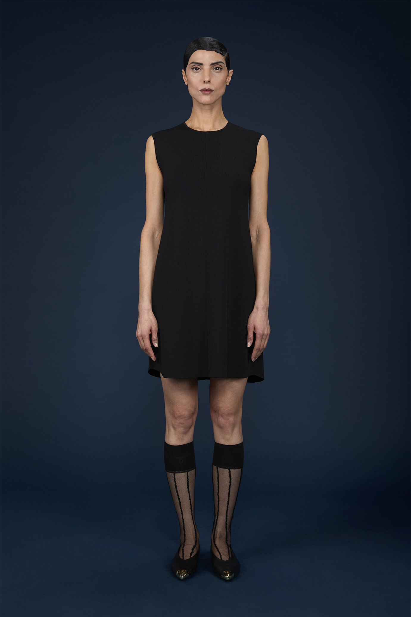 &Auml;rmelloses Strickkleid f&uuml;r Damen mit Knopfleiste auf dem R&uuml;cken image number 1