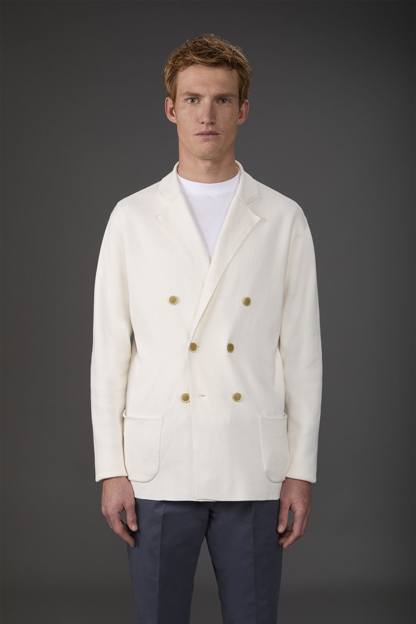 Zweireihige Strickjacke für Herren mit aufgesetzten Taschen aus 100 % Punto-Milano-Baumwolle