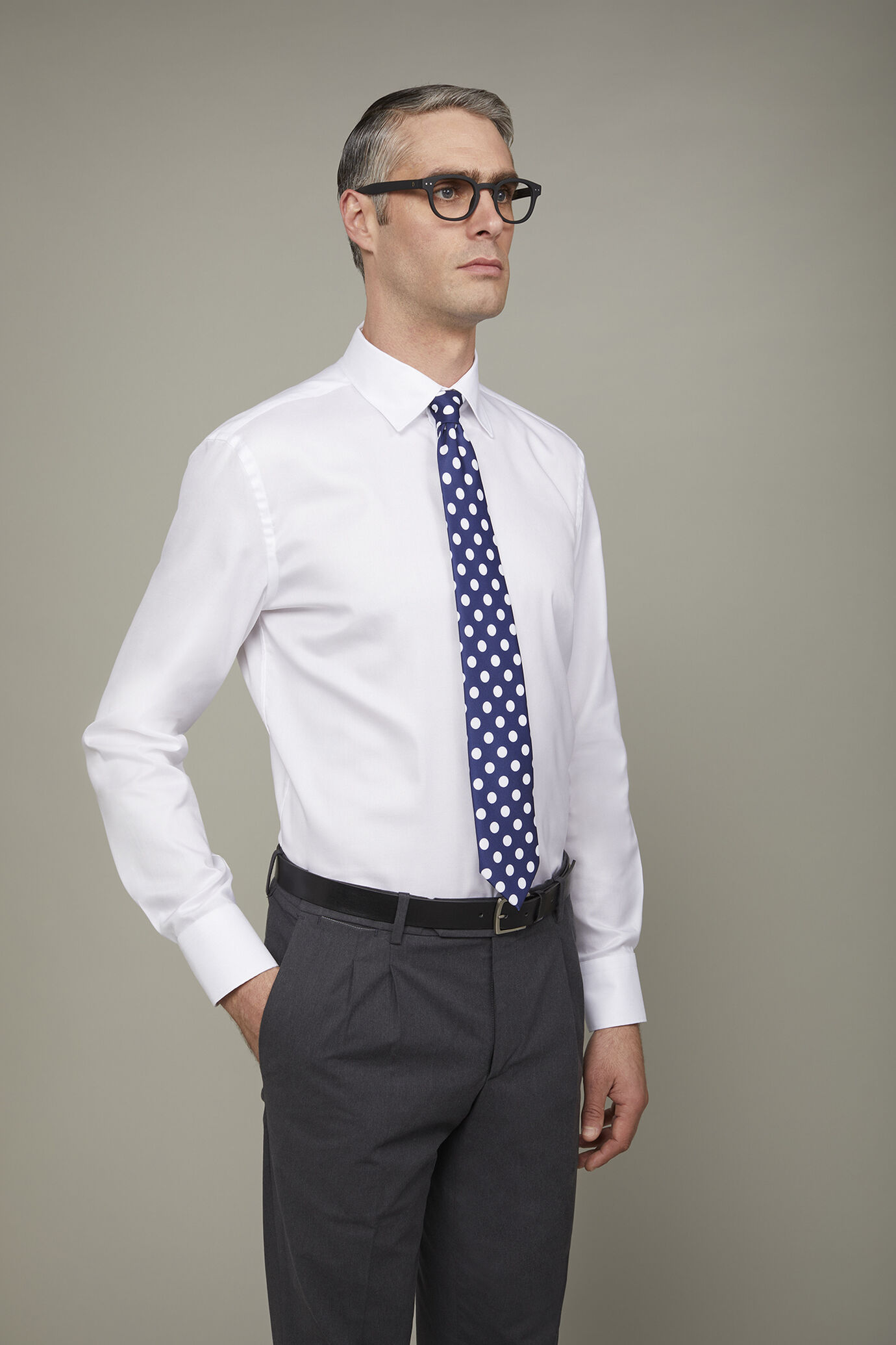 Einfarbiges Herrenhemd mit klassischem Kragen aus 100 % leichter Oxford-Baumwolle in normaler Passform