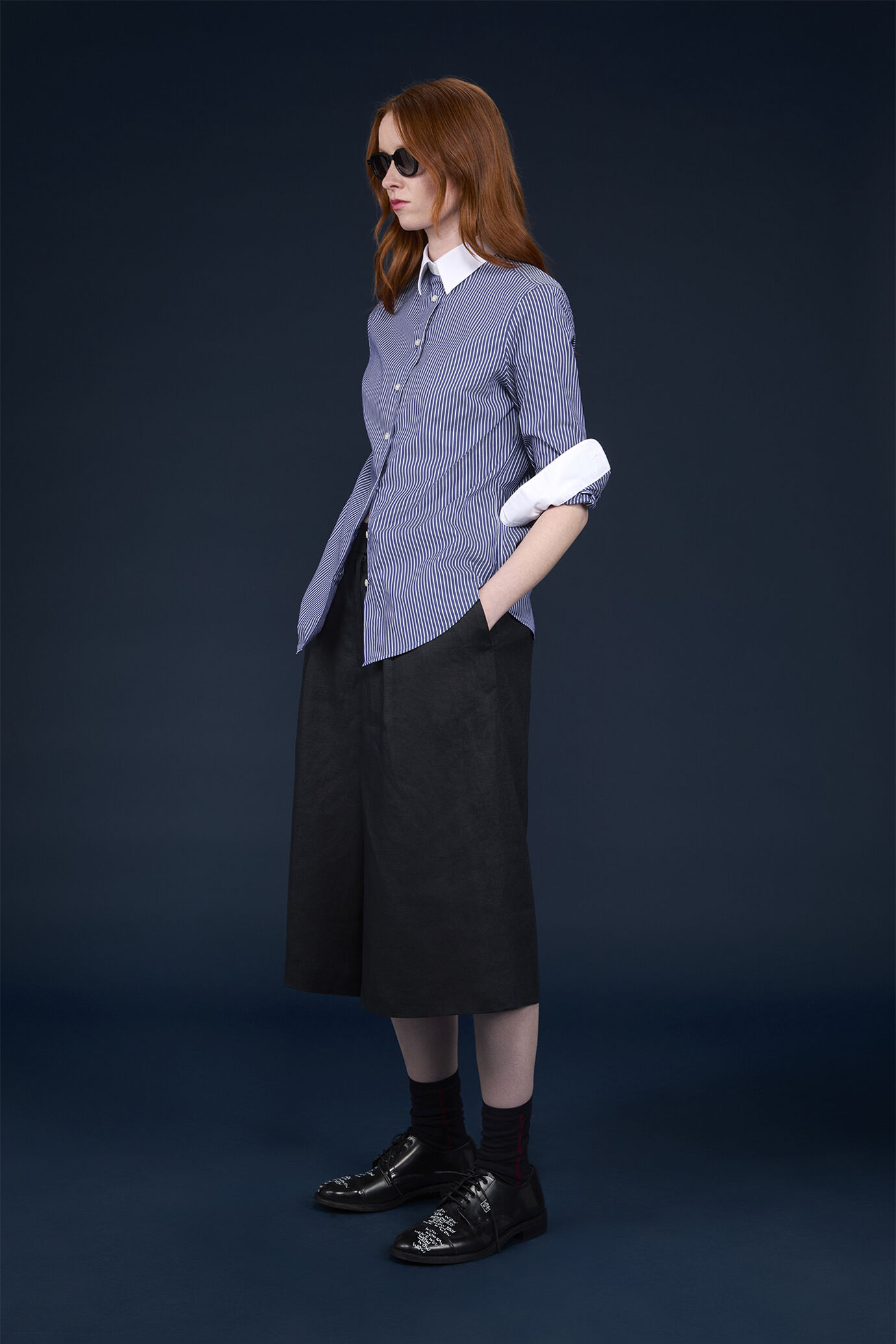 Camicia classica donna in tessuto a righe tinto filo con collo e polsini bianchi regular fit image number 1