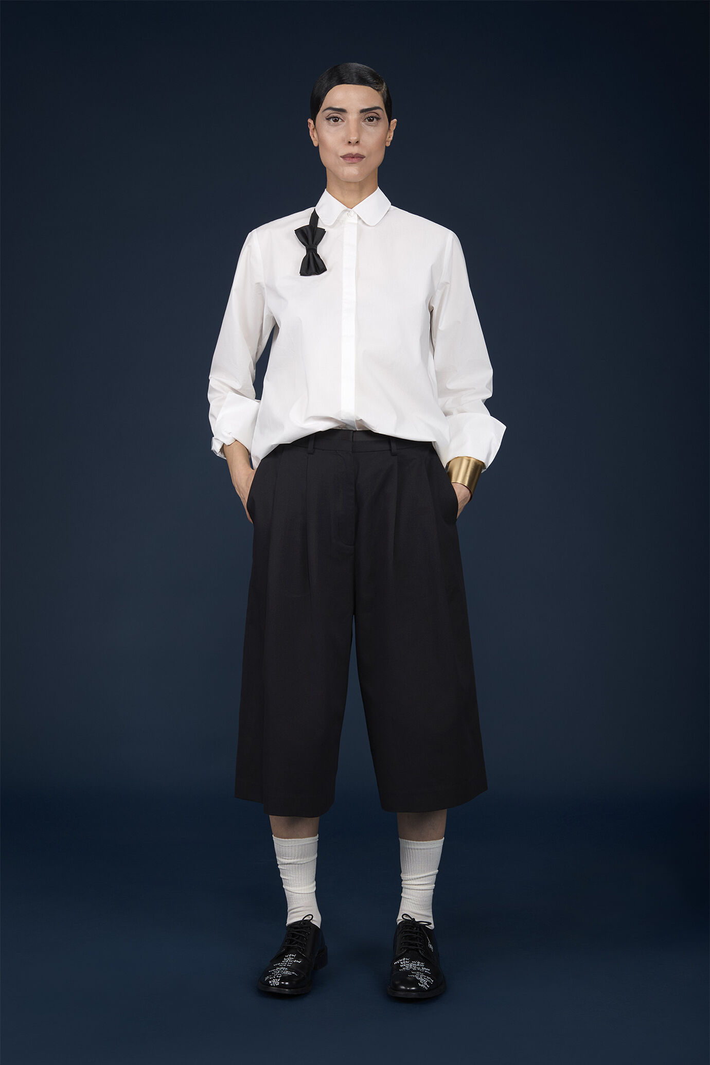 Classic women's shirt with single-colour baby collar image number 1