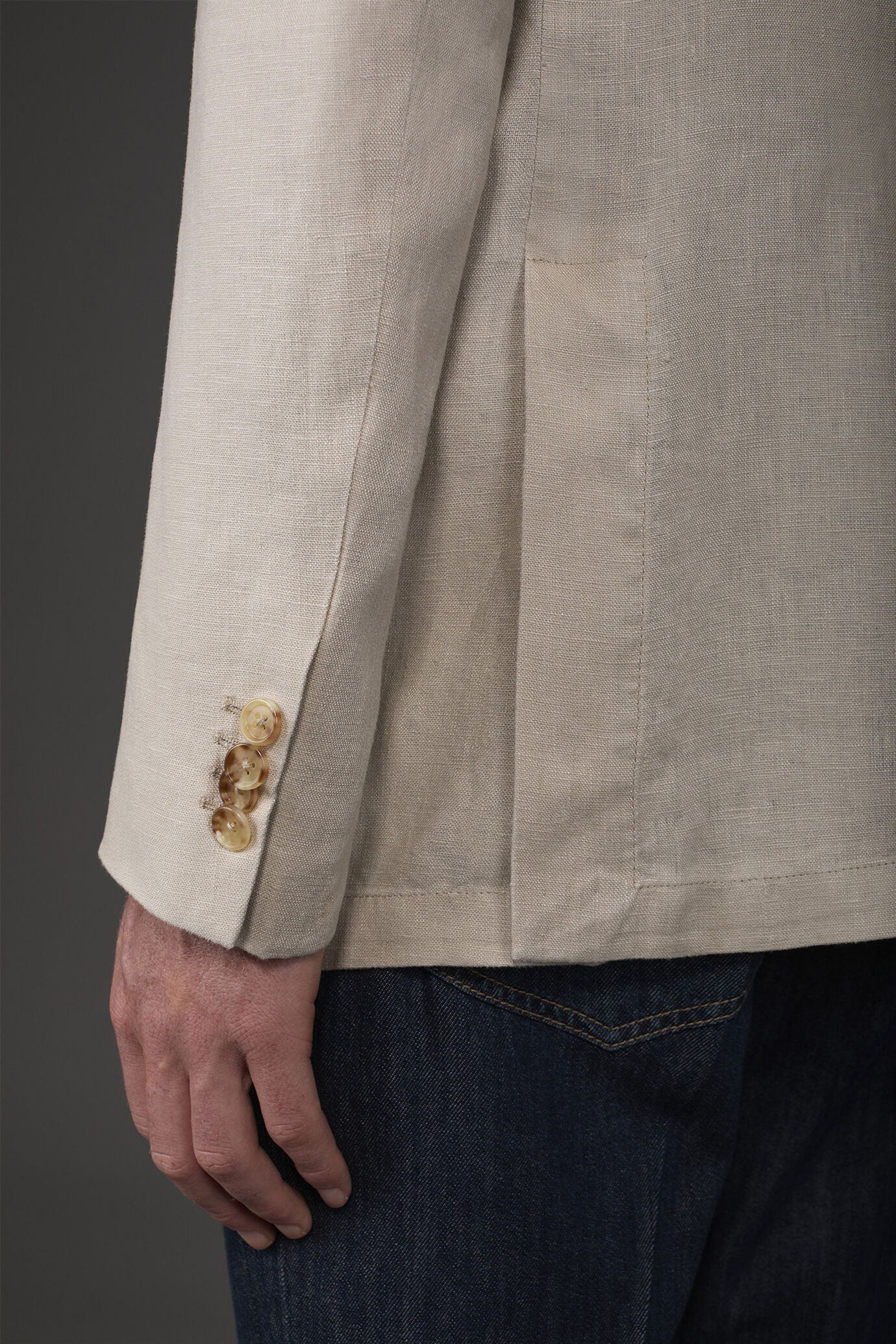 Einreihiges, ungefüttertes Herrensakko mit klassischem Revers und aufgesetzten Taschen 100 % Leinen image number 3