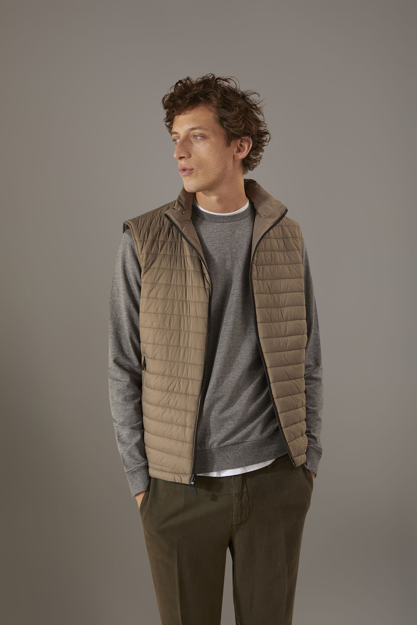 Gilet réversible avec capuchon anti-pluie image number 2
