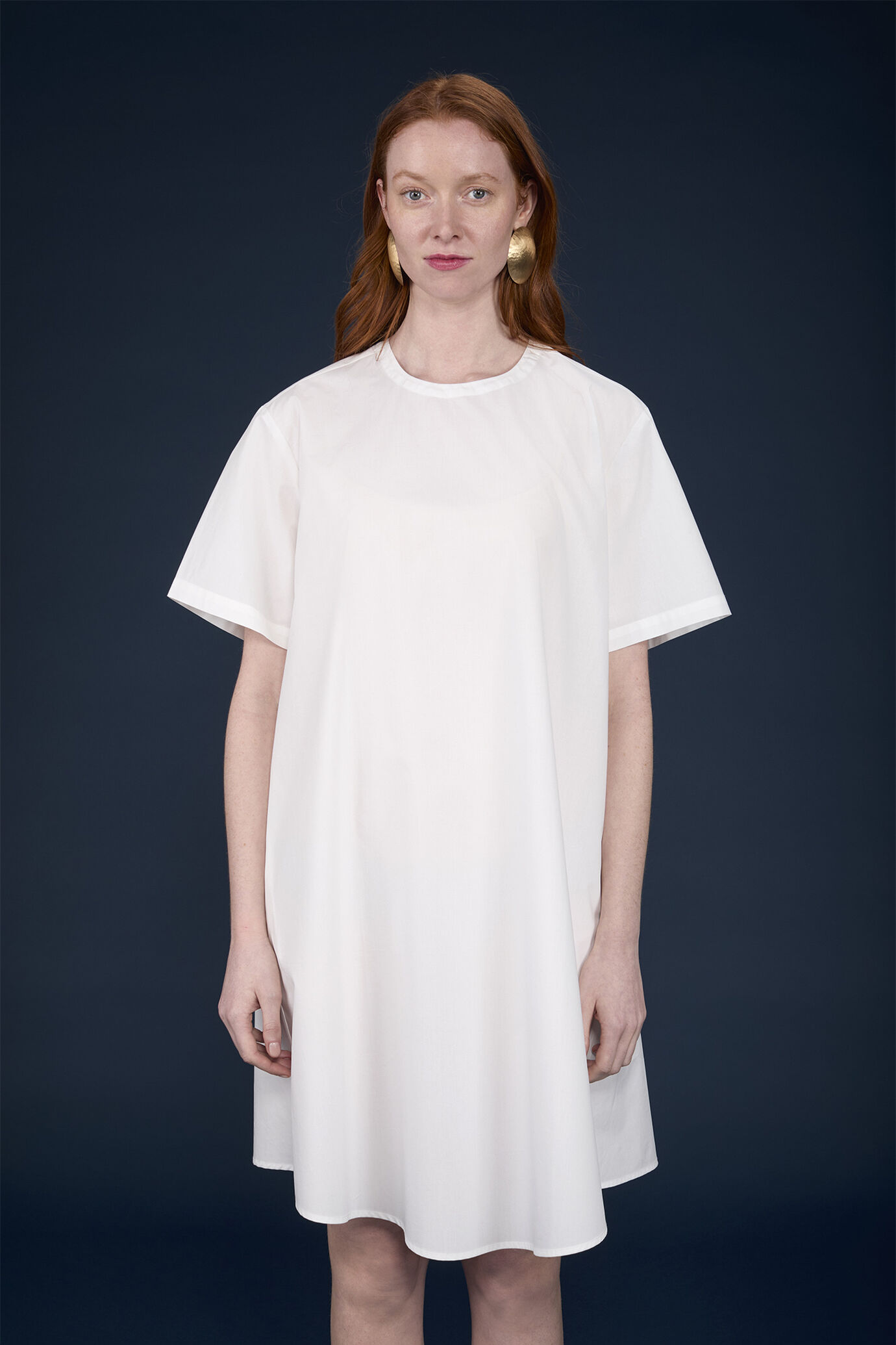 Kurzes, ausgestelltes Damenkleid mit kurzen Ärmeln und Seitentaschen image number 1