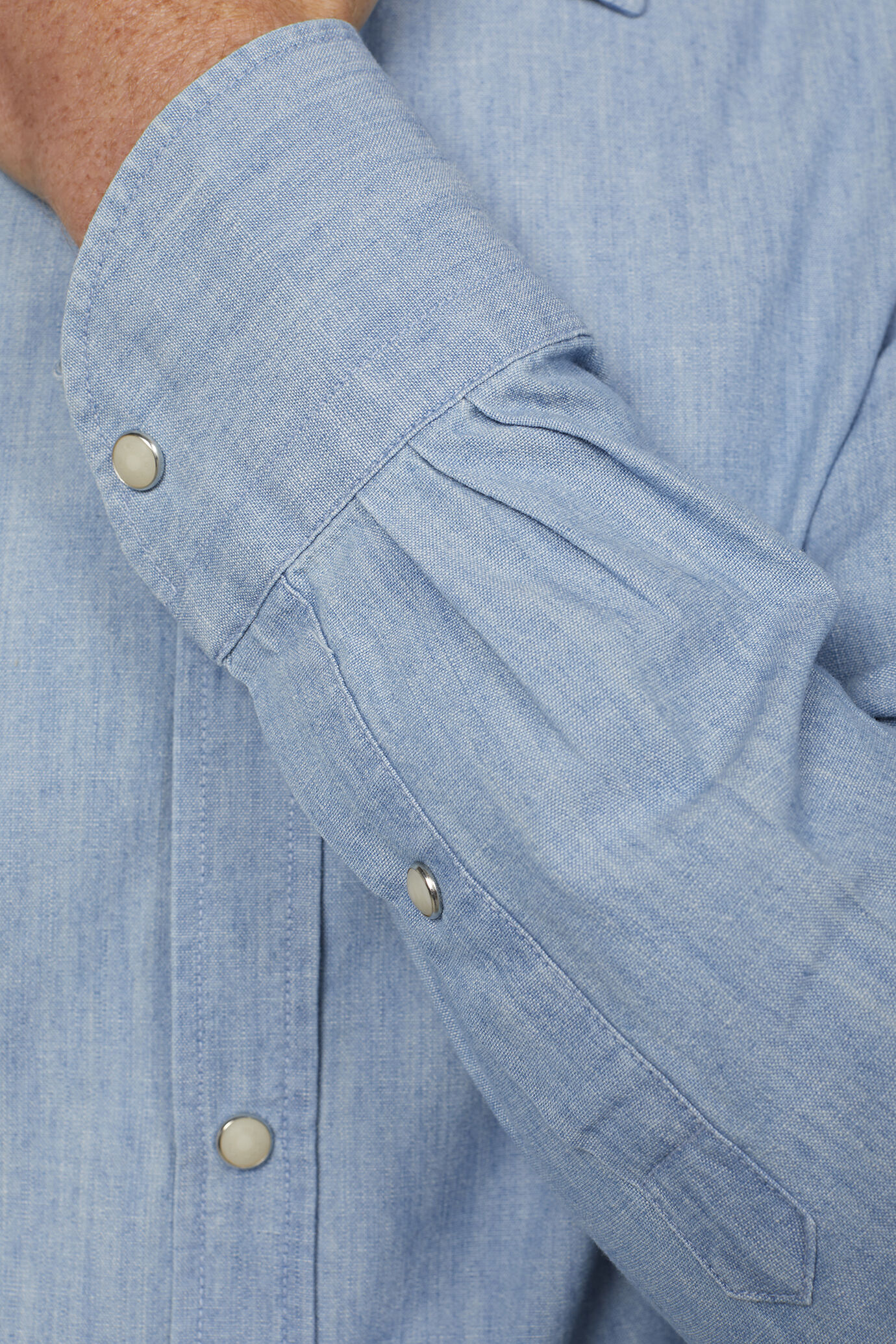 Camicia casual uomo collo classico 100% cotone tessuto chambray denim chiaro comfort fit image number 4