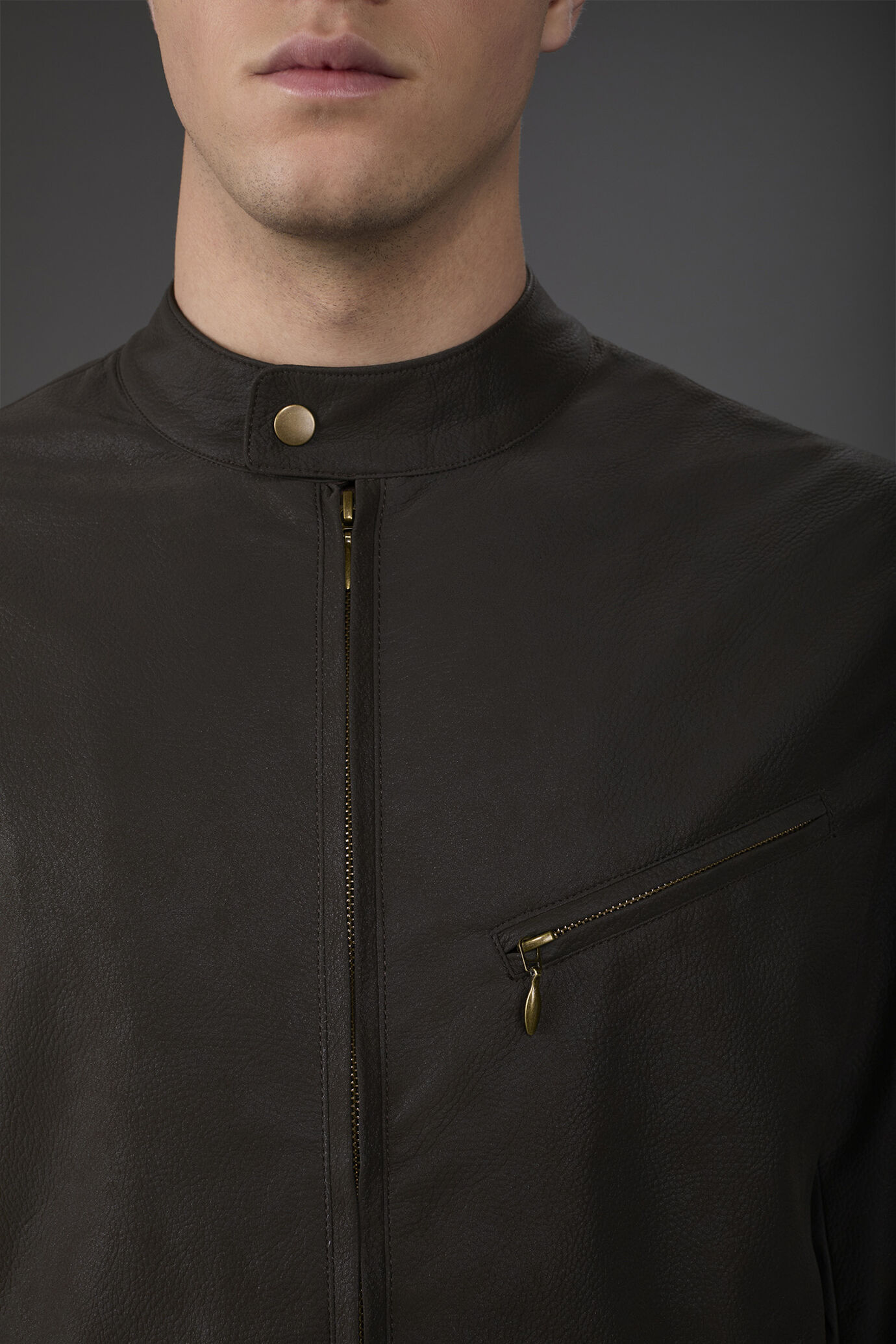 Gefütterte Herren-Bikerjacke aus Kunstleder mit Mandarinkragen image number 2
