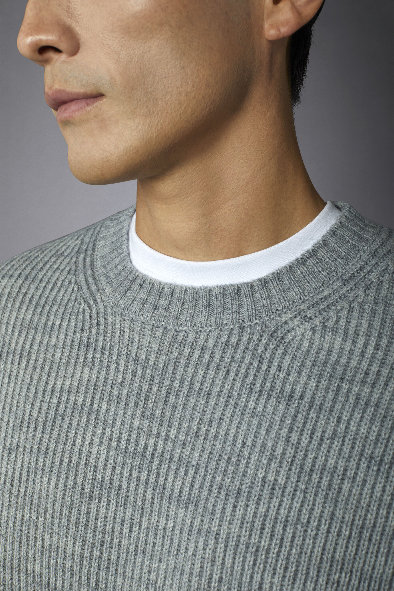 Pull &agrave; col rond en laine avec tricot c&ocirc;tel&eacute;, coupe r&eacute;guli&egrave;re image number 2