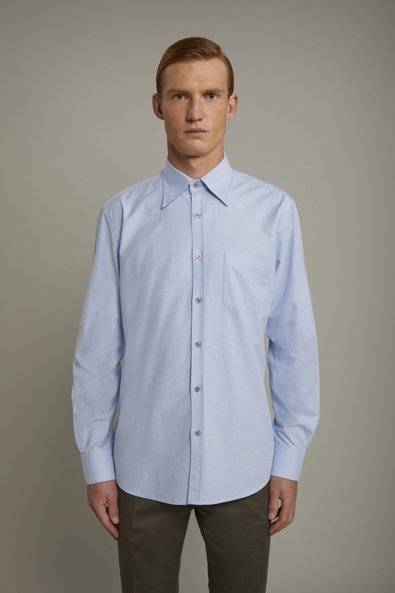 Camicia classica uomo collo button down tessuto Oxford rigato ultra leggero tinta unita comfort fit image number 2