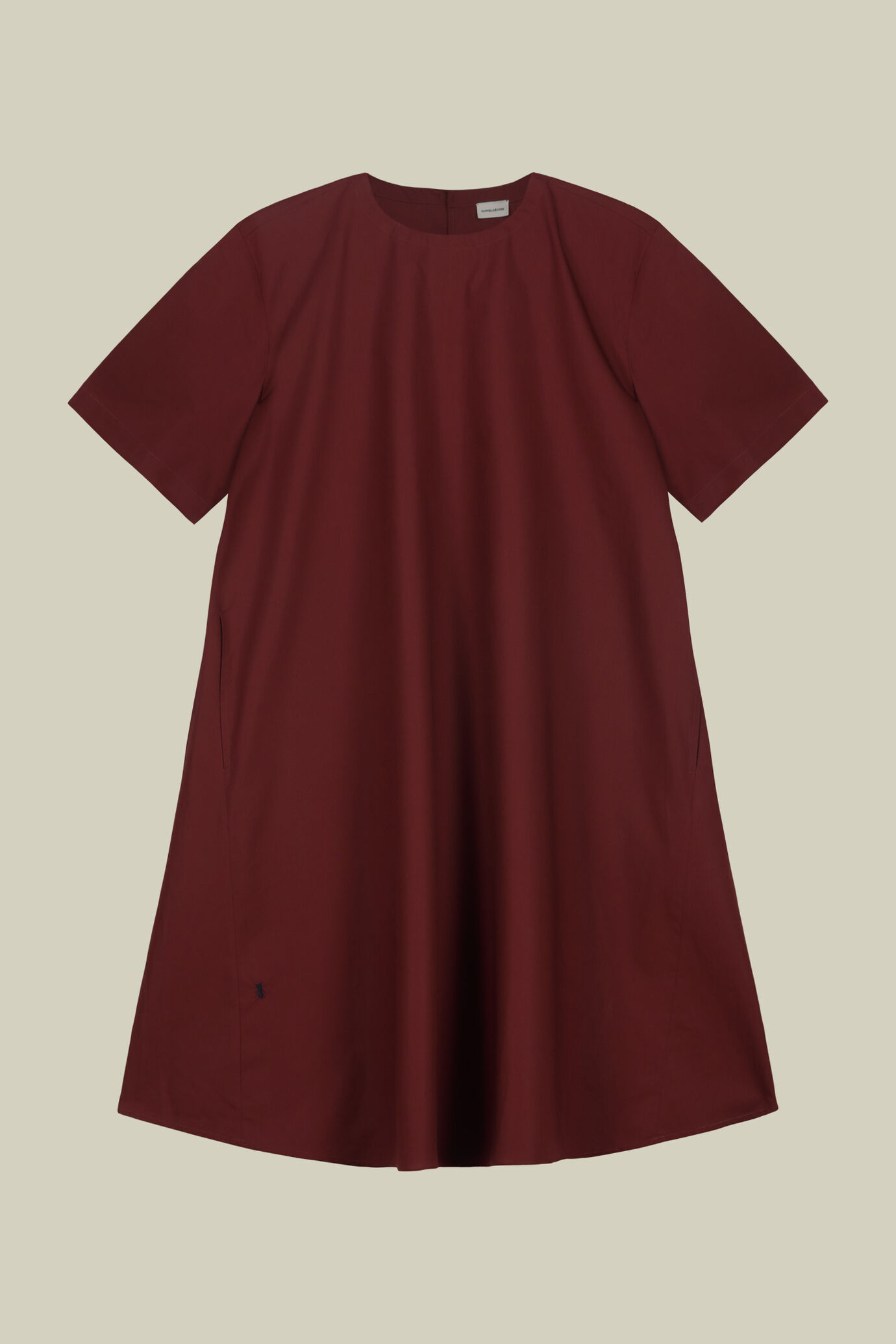 Kurzes, ausgestelltes Damenkleid mit kurzen Ärmeln und Seitentaschen image number 4